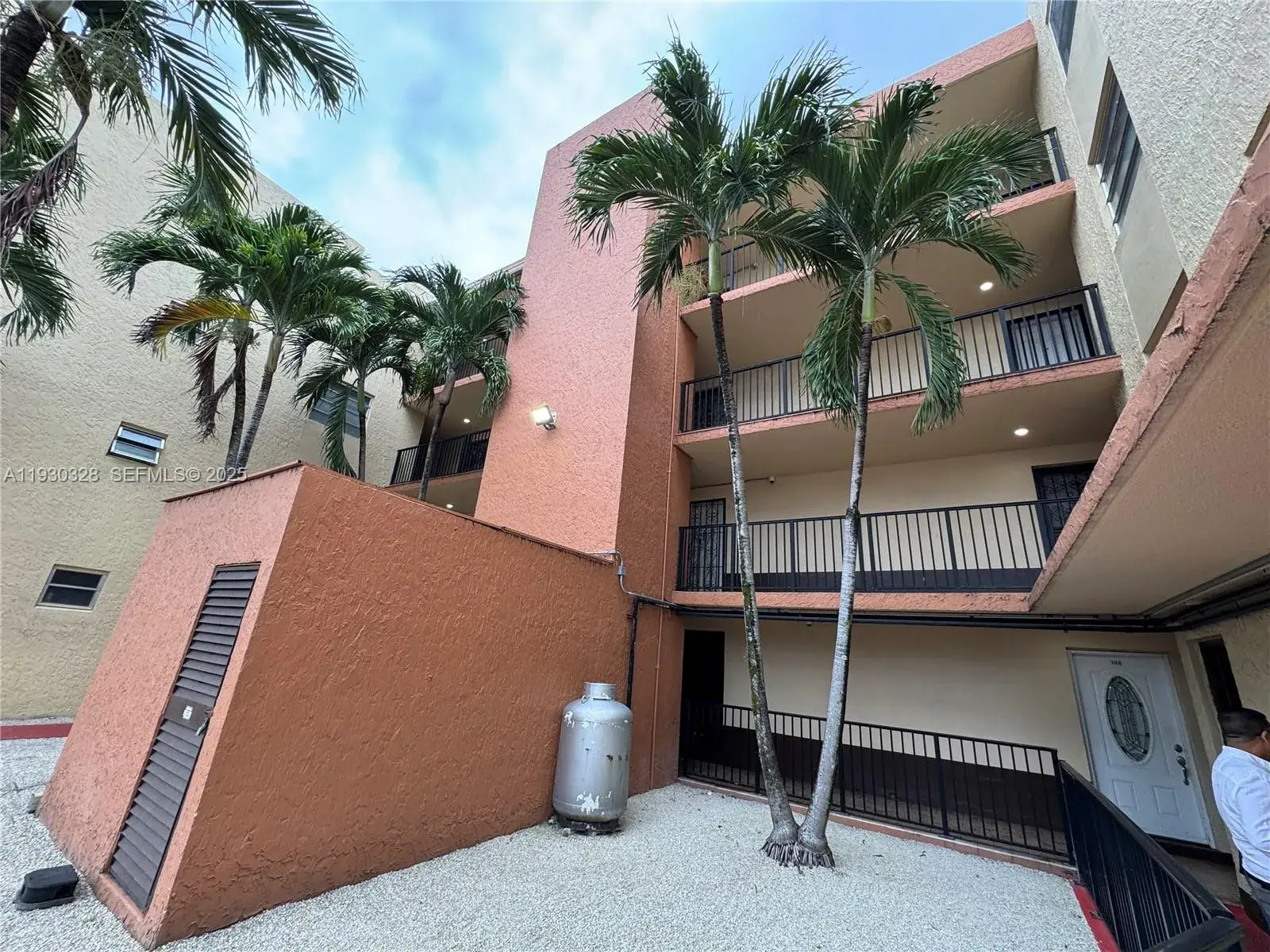 2 bedroom 1 bath Residential Lease for rent at 677 SW 9th Ave # 212, Miami FL 33130