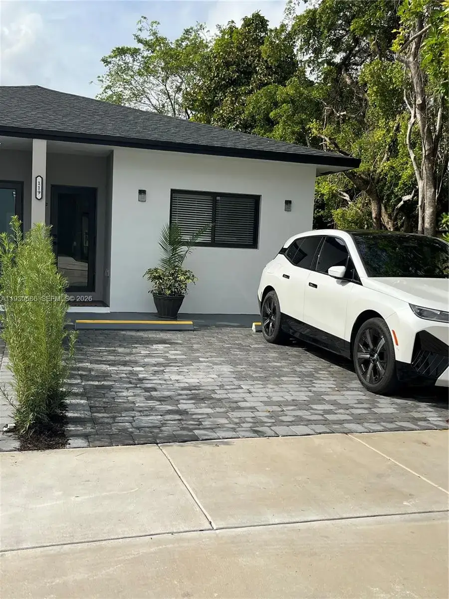 3 bedroom 2 bath Residential Lease for rent at 119 NW 5th Ave # 1, Hallandale Beach FL 33009