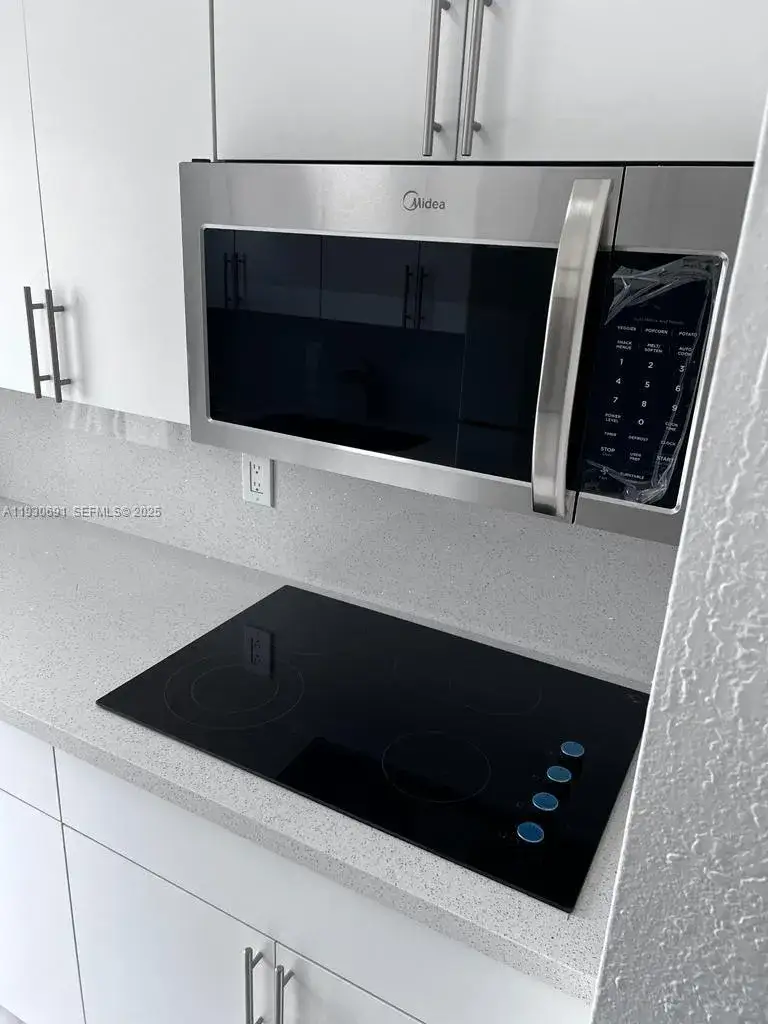 1 bedroom 1 bath Residential Lease for rent at 1131 SW 7th St # 3, Miami FL 33130