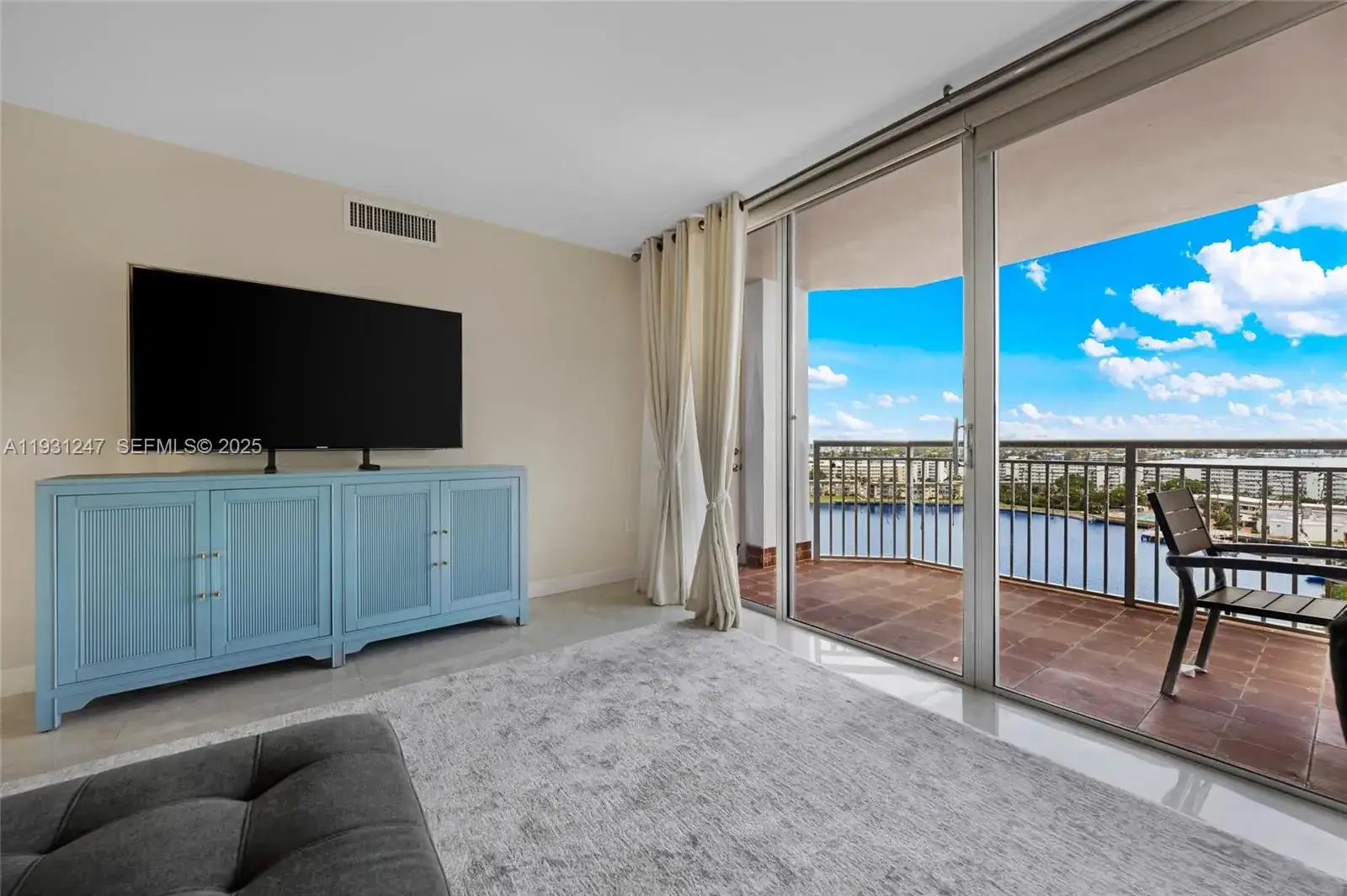 2 bedroom 1 bath Residential Lease for rent at 18081 Biscayne Blvd # 1401, Aventura FL 33160