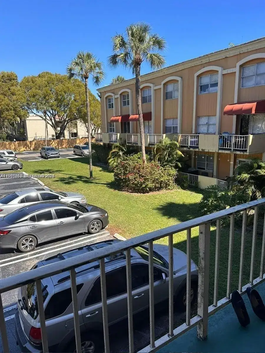 1 bedroom 1 bath Residential for sale at 18101 NW 68th Ave # C202, Hialeah FL 33015