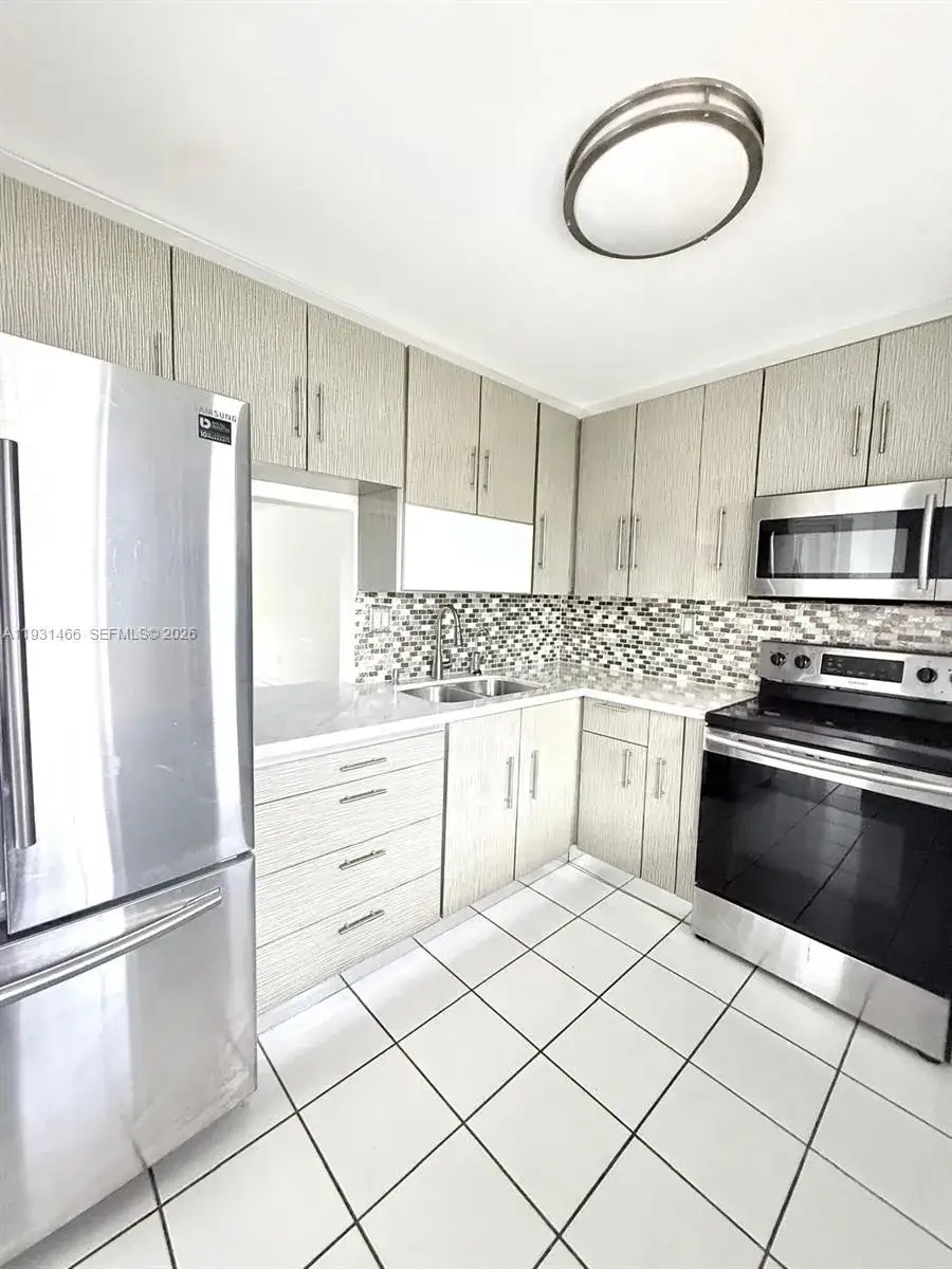 1 bedroom 1 bath Residential Lease for rent at 1601 NE 191st St # B113, Miami FL 33179