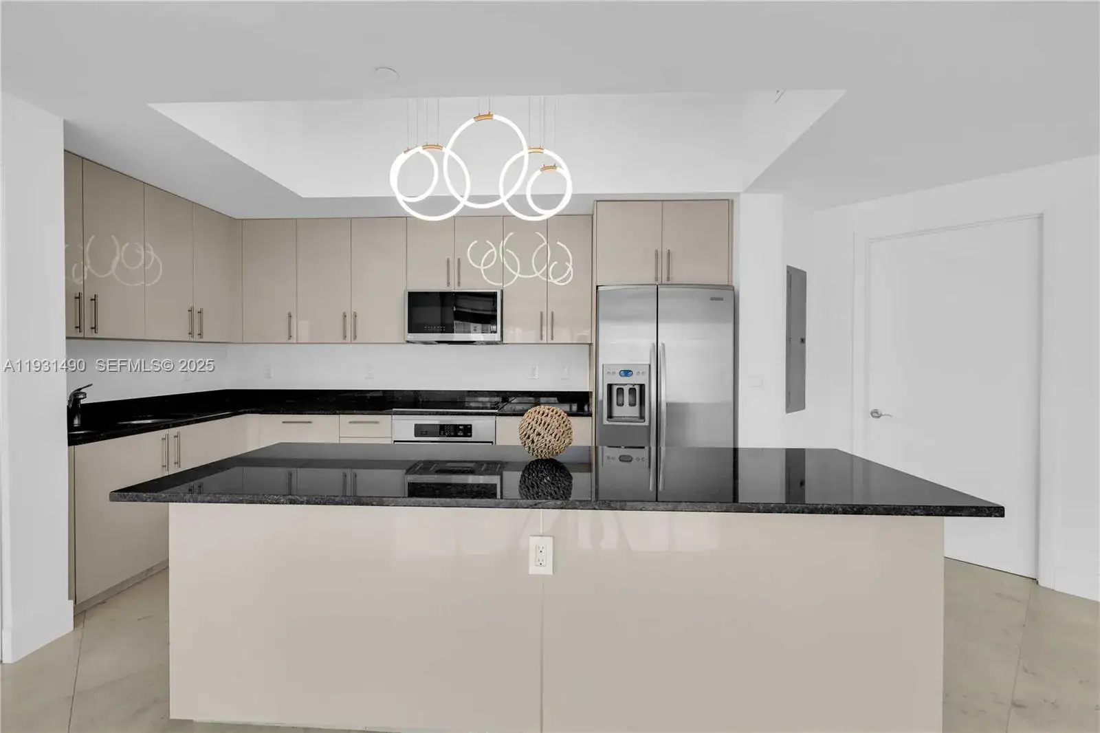 2 bedroom 2 bath Residential for sale at 3131 NE 188th St # 1005, Aventura FL 33180