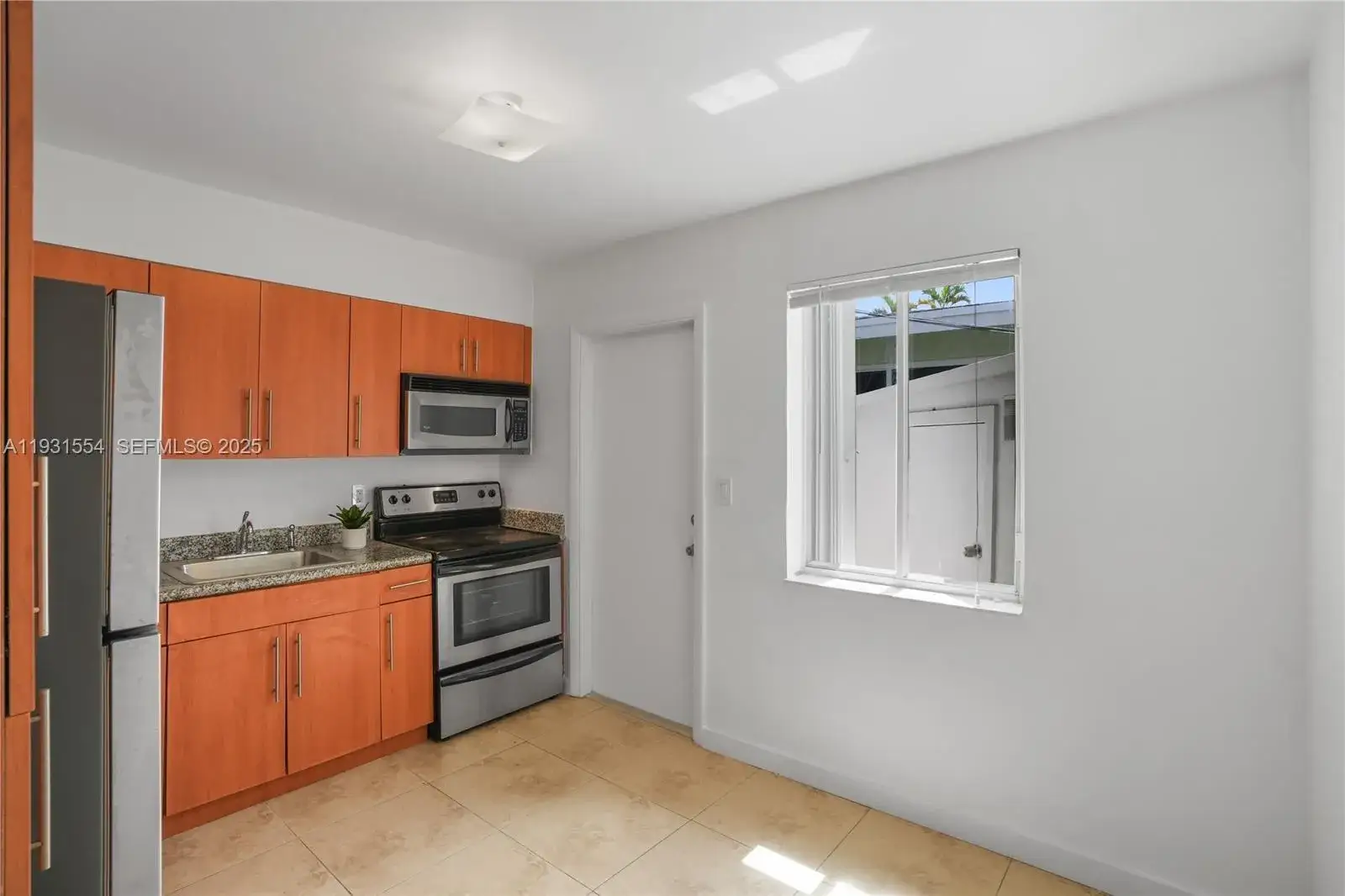 2 bedroom 1 bath Residential Lease for rent at 932 Moffett St # 5, Hallandale Beach FL 33009
