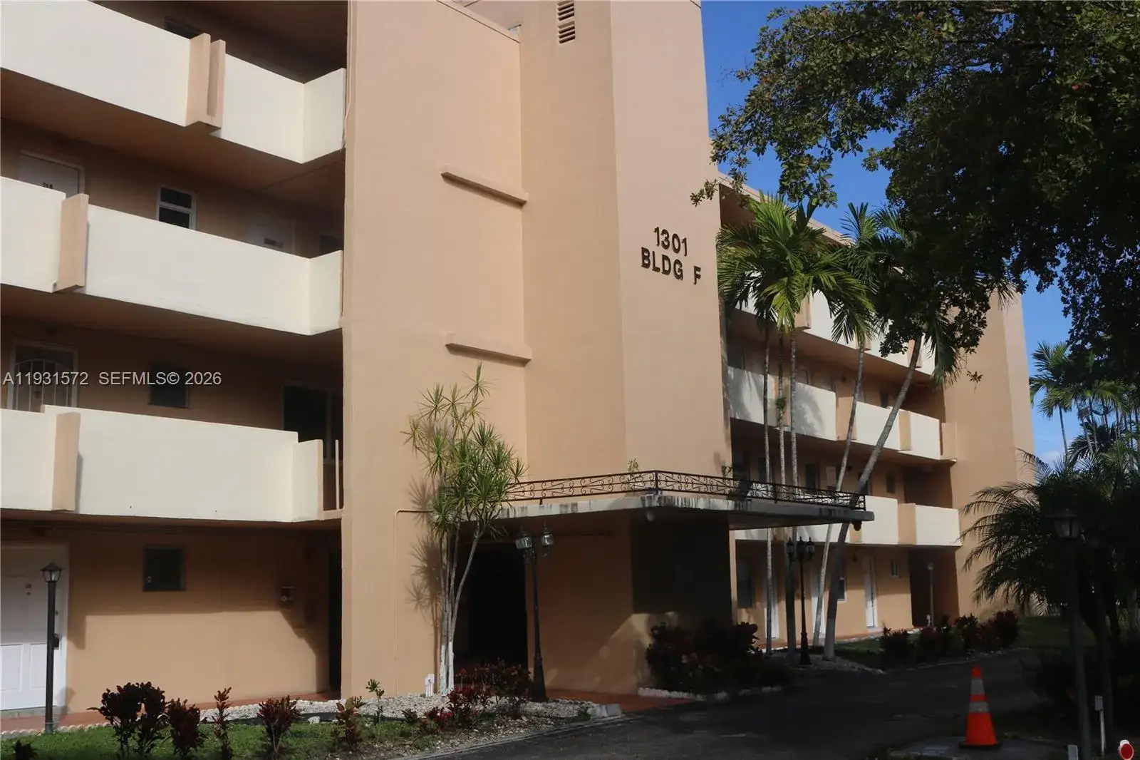 1 bedroom 1 bath Residential for sale at 1301 NE 191st St # F407, Miami FL 33179