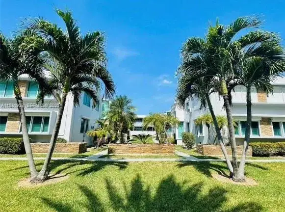 10178 Collins Ave # 202, Bal Harbour FL 33154