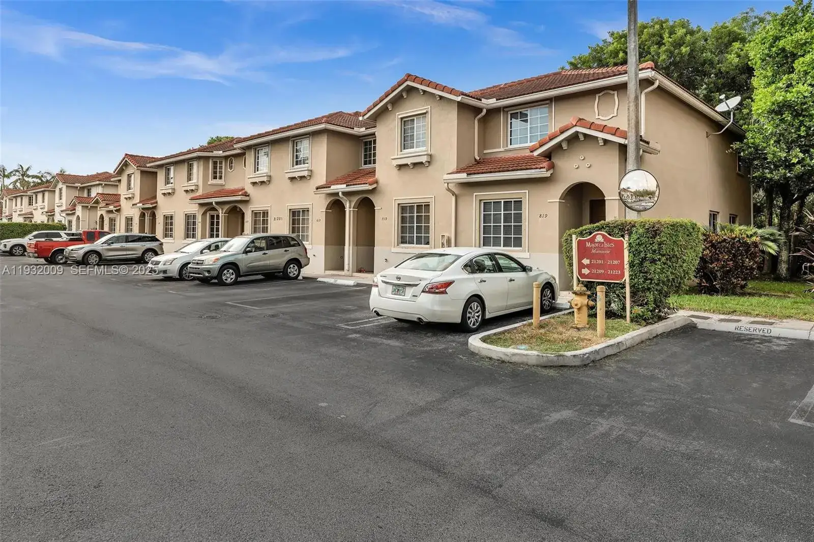 3 bedroom 3 bath Residential for sale at 21205 NW 14 PL # 819, Miami Gardens FL 33169