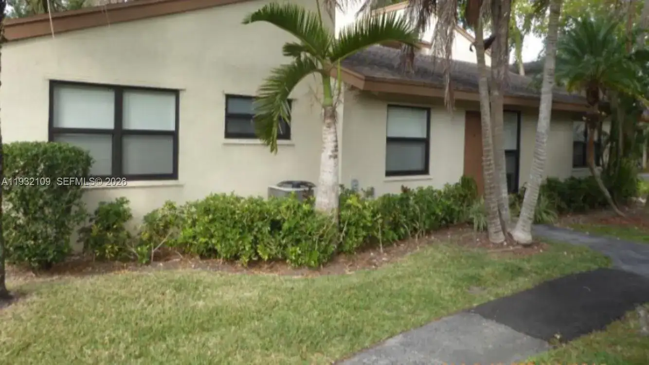 3 bedroom 2 bath Residential Lease for rent at 10609 SW 113th Pl # Z, Miami FL 33176