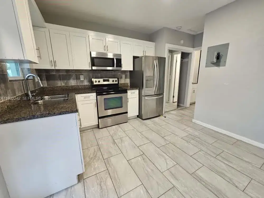 1 bedroom 1 bath Residential Lease for rent at 950 NW 5th St # 2, Miami FL 33128