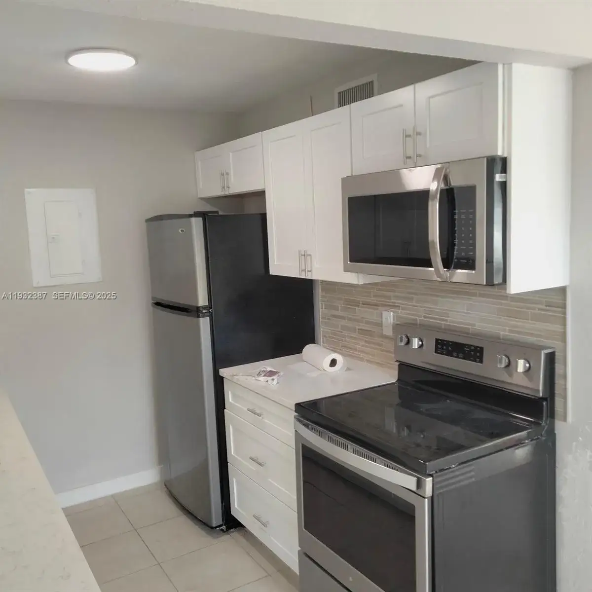 2 bedroom 1 bath Residential Lease for rent at 405 SW 13th Pl # 102, Deerfield Beach FL 33441