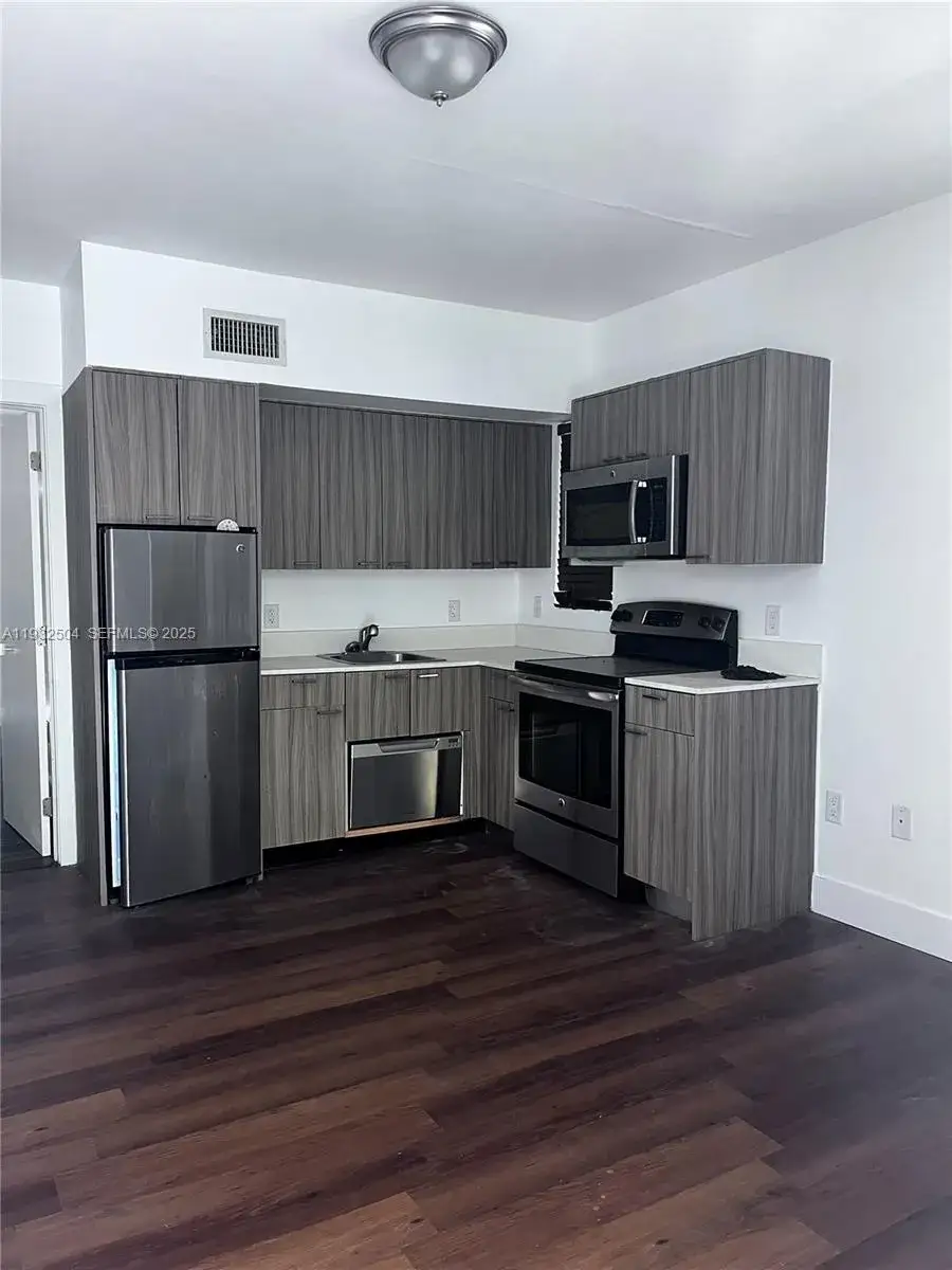 1 bedroom 1 bath Residential for sale at 557 Michigan Ave # 115, Miami Beach FL 33139