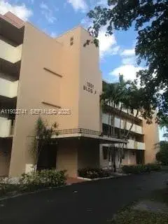 1 bedroom 1 bath Residential for sale at 1301 NE 191st St # F306, Miami FL 33179