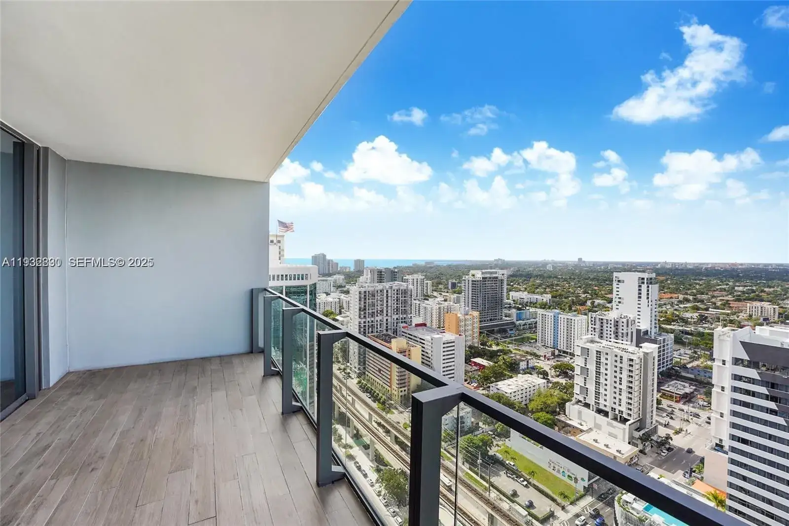1 bedroom 1 bath Residential Lease for rent at 88 SW 7th St # 2708, Miami FL 33130