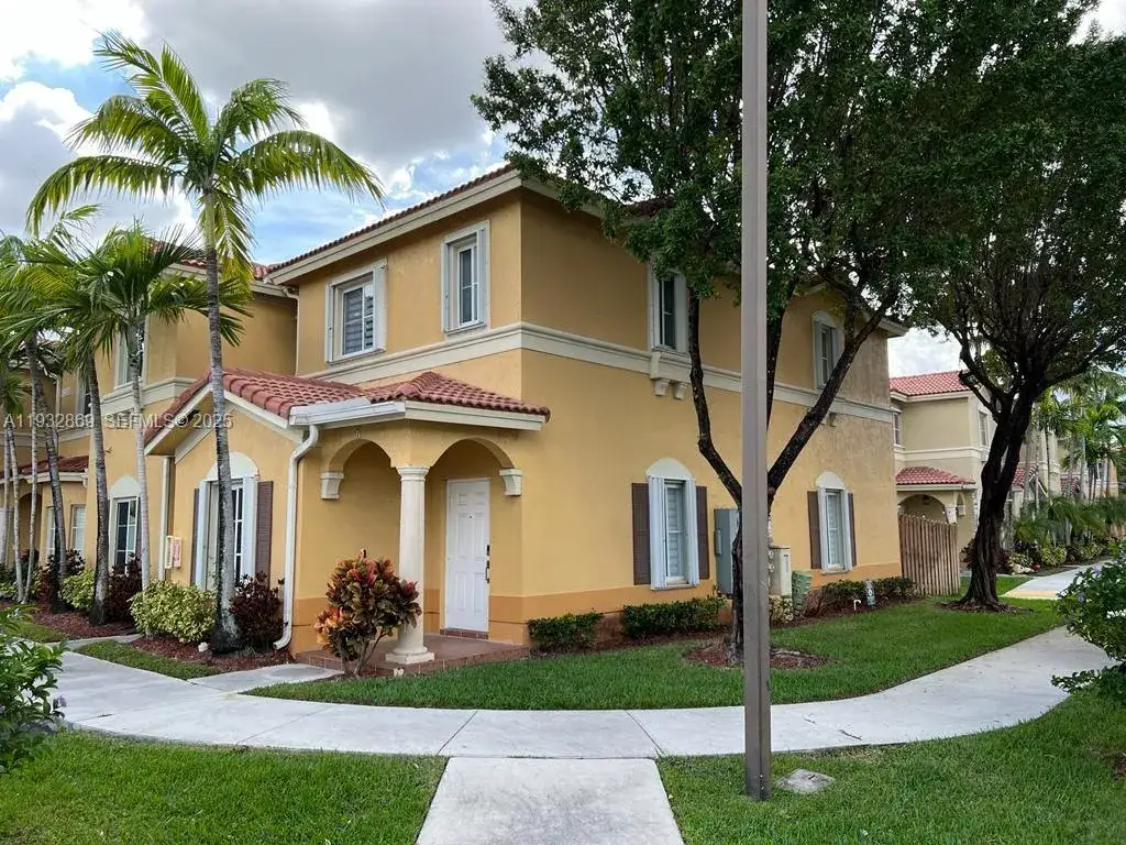 4 bedroom 3 bath Residential Lease for rent at 8330 NW 107th Pl # 21, Doral FL 33178