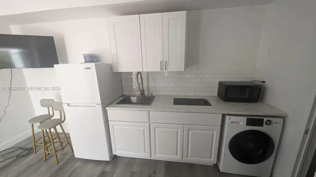 1 bath Residential Lease for rent at 2822 Pine Tree Dr # 1B, Miami Beach FL 33140