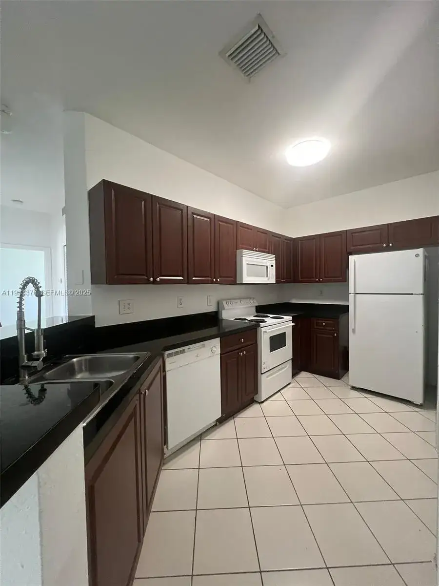 3 bedroom 2 bath Residential for sale at 7200 NW 177th St # 7, Hialeah FL 33015