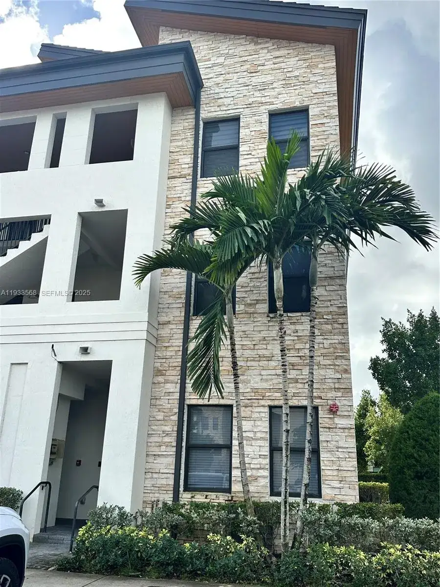 3 bedroom 2 bath Residential for sale at 7815 NW 104th Ave # 8, Doral FL 33178