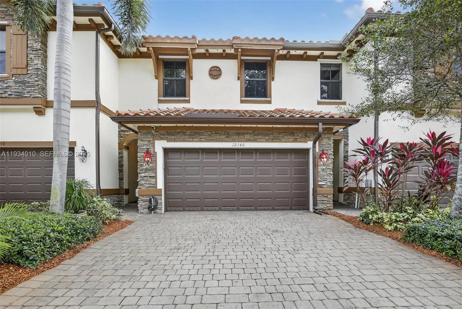 3 bedroom 2 bath Residential Lease for rent at 12140 Village Pl, Davie FL 33325