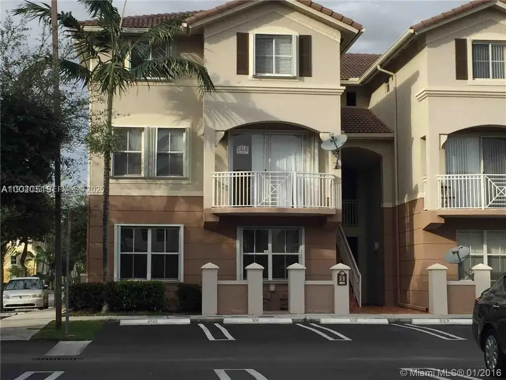 3 bedroom 2 bath Residential Lease for rent at 8826 W Flagler St # 204, Miami FL 33174