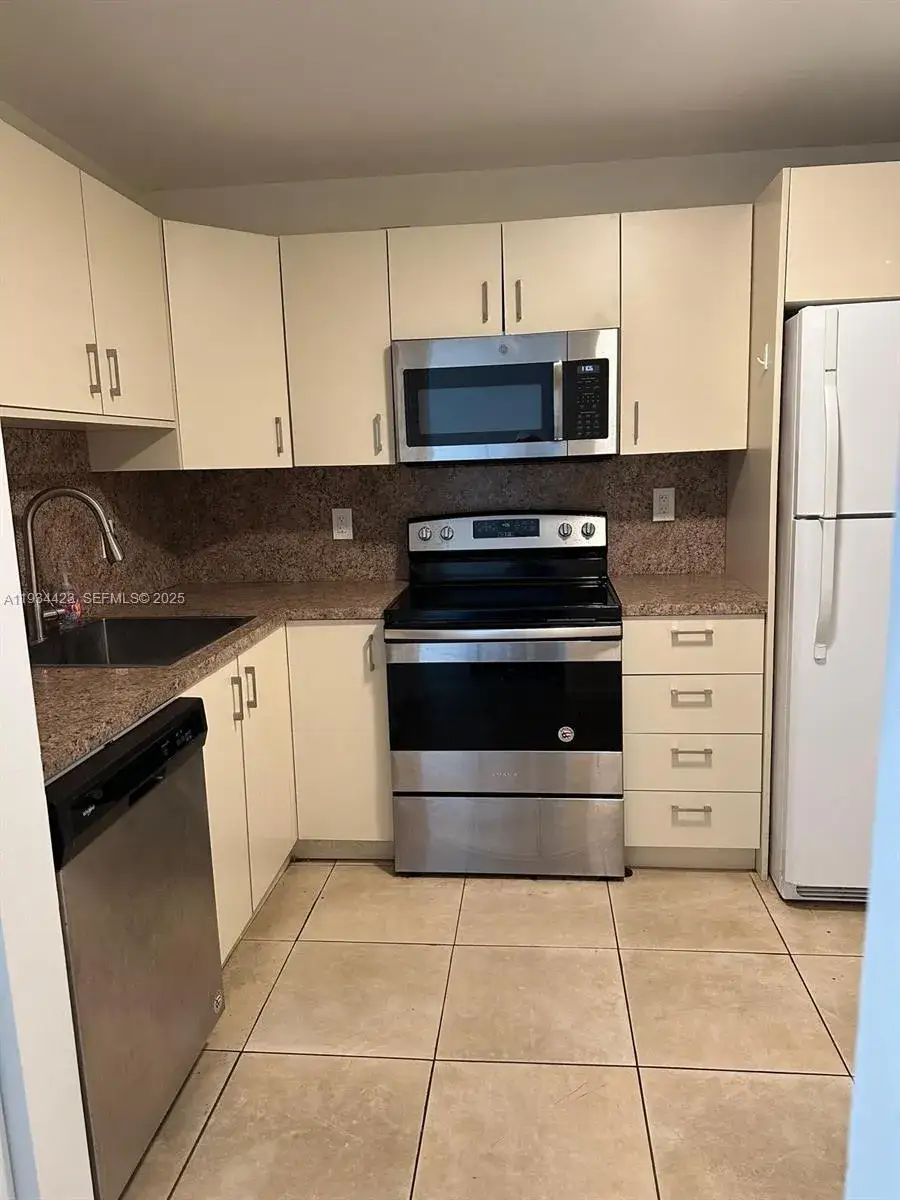 2 bedroom 2 bath Residential for sale at 1830 Dixieanna St # 606, Hollywood FL 33020