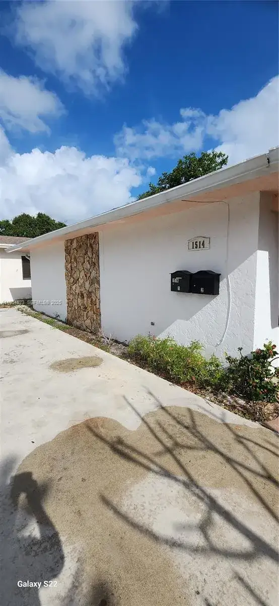 3 bedroom 3 bath Residential Lease for rent at 1514 N Federal Hwy # 2, Lake Worth FL 33460