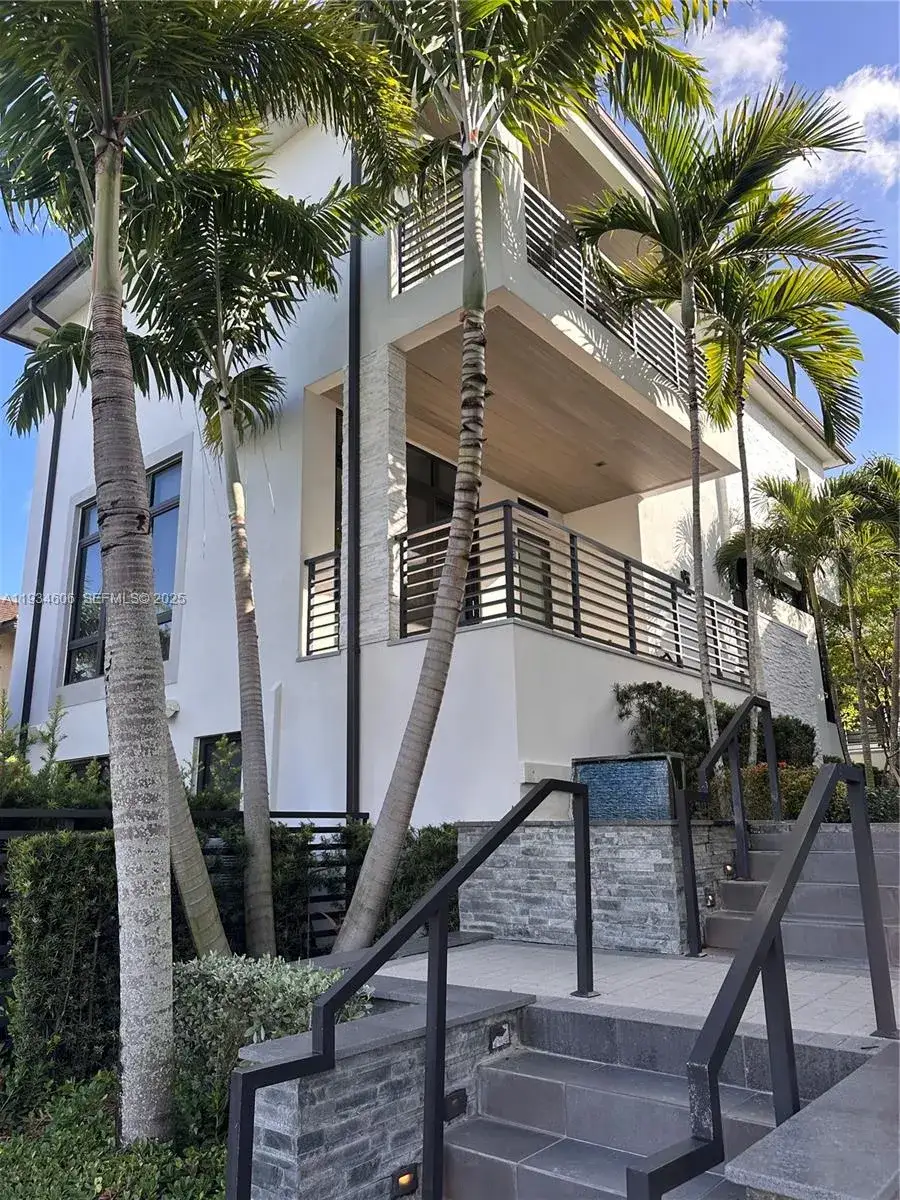 4 bedroom 3 bath Residential for sale at 8231 NW 48th St, Doral FL 33166