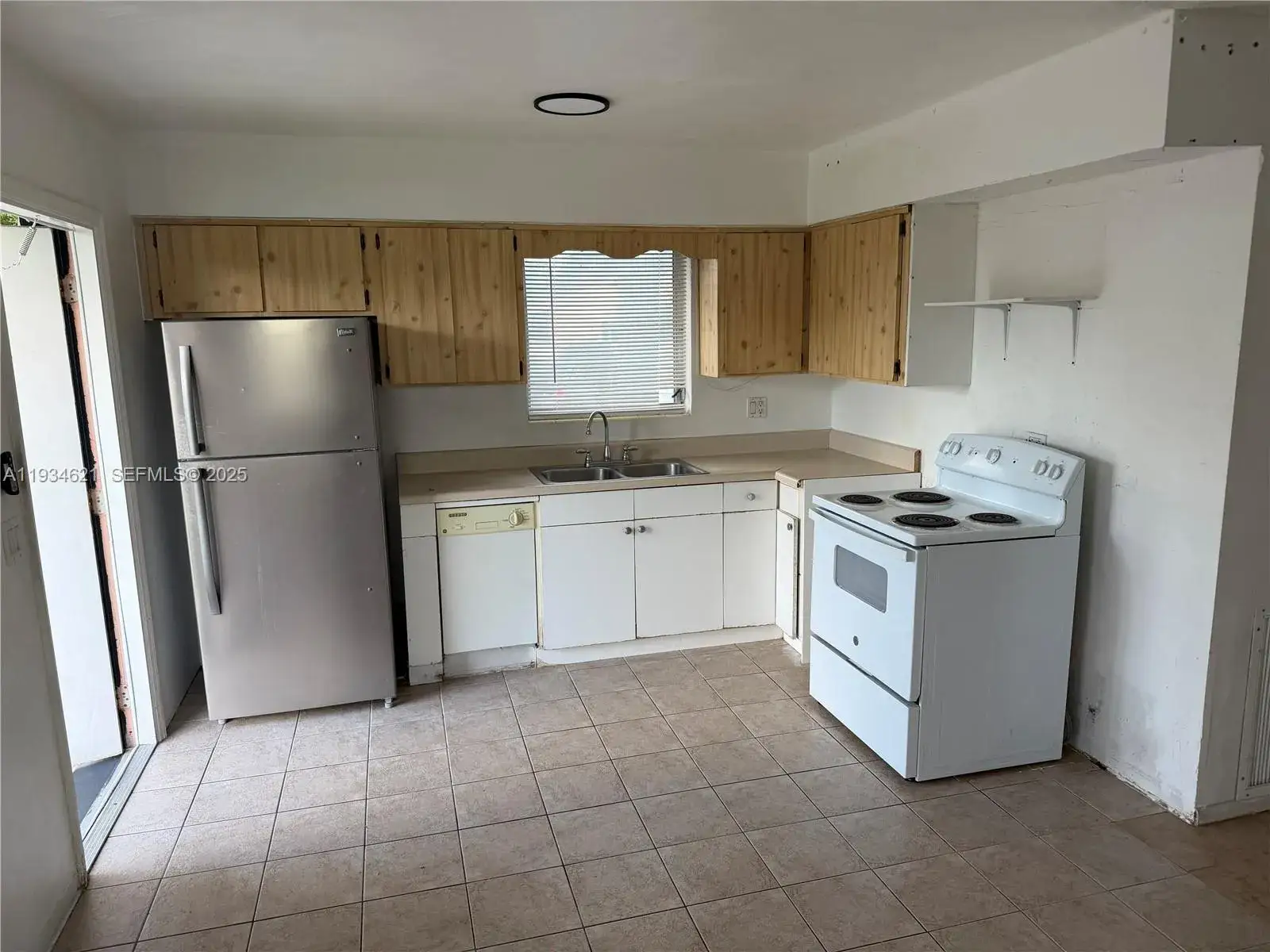 1 bedroom 1 bath Residential Lease for rent at 101 SW 4th Ave # 2, Hallandale Beach FL 33009