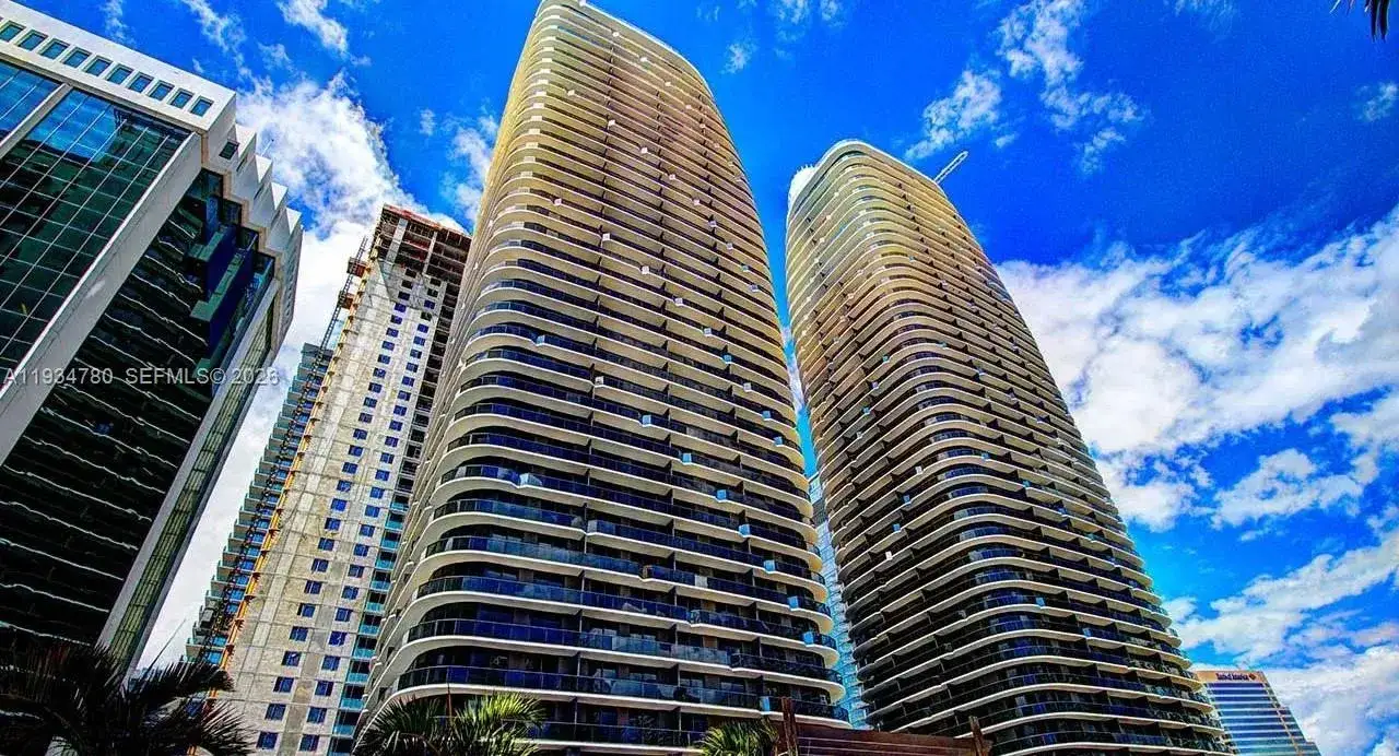1 bedroom 1 bath Residential for sale at 45 SW 9th St # 3210, Miami FL 33130