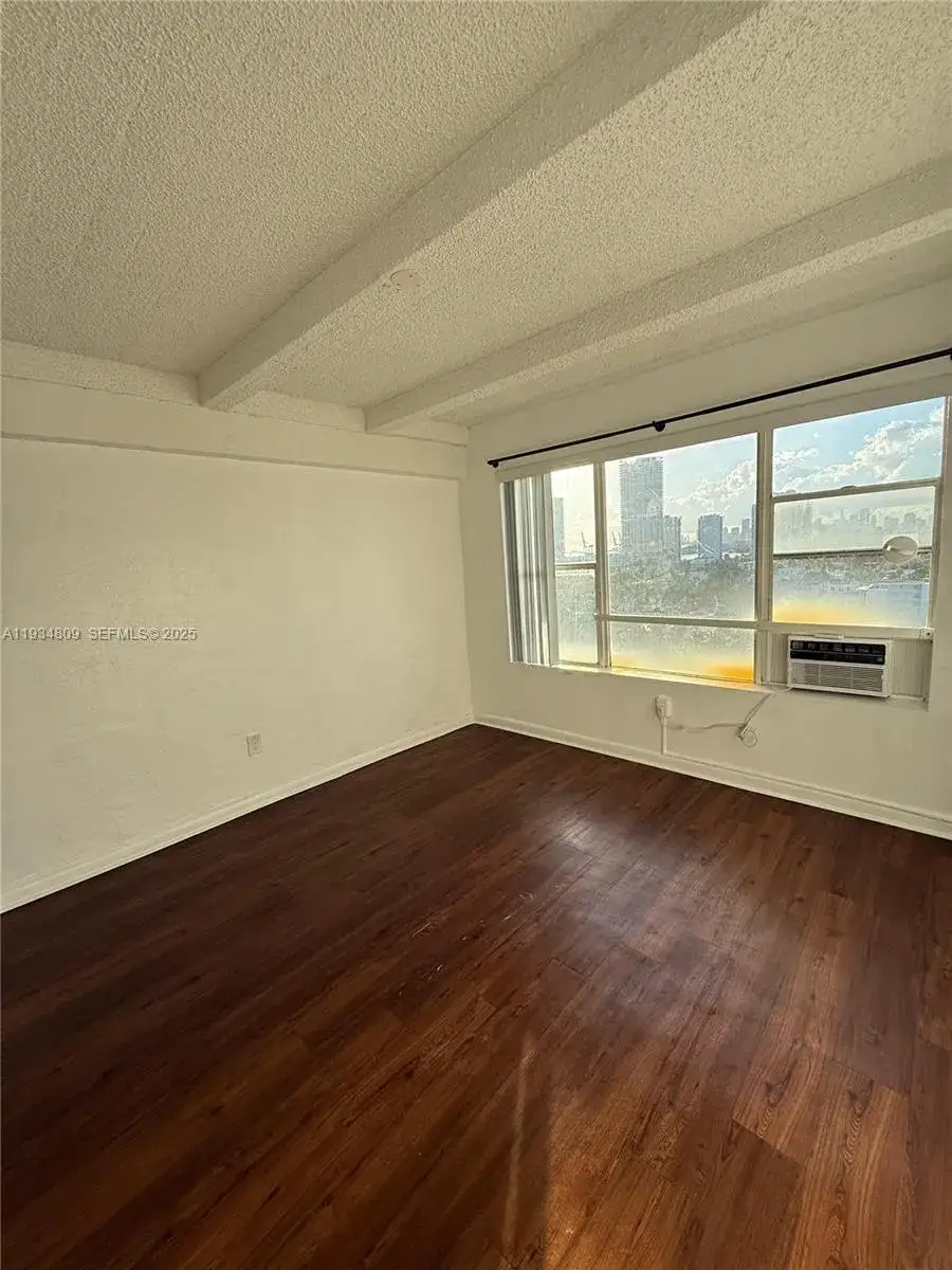 1 bedroom 1 bath Residential Lease for rent at 800 Washington Ave # 906, Miami Beach FL 33139