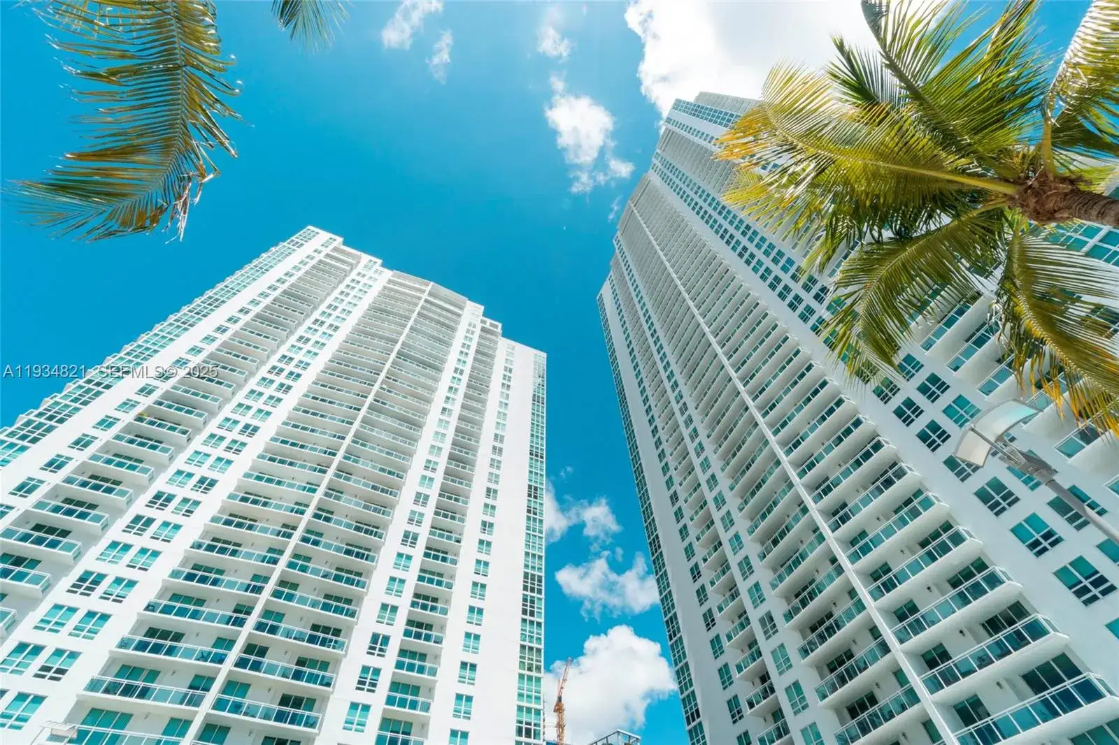 1 bedroom 1 bath Residential Lease for rent at 950 Brickell Bay Dr # 3900, Miami FL 33131