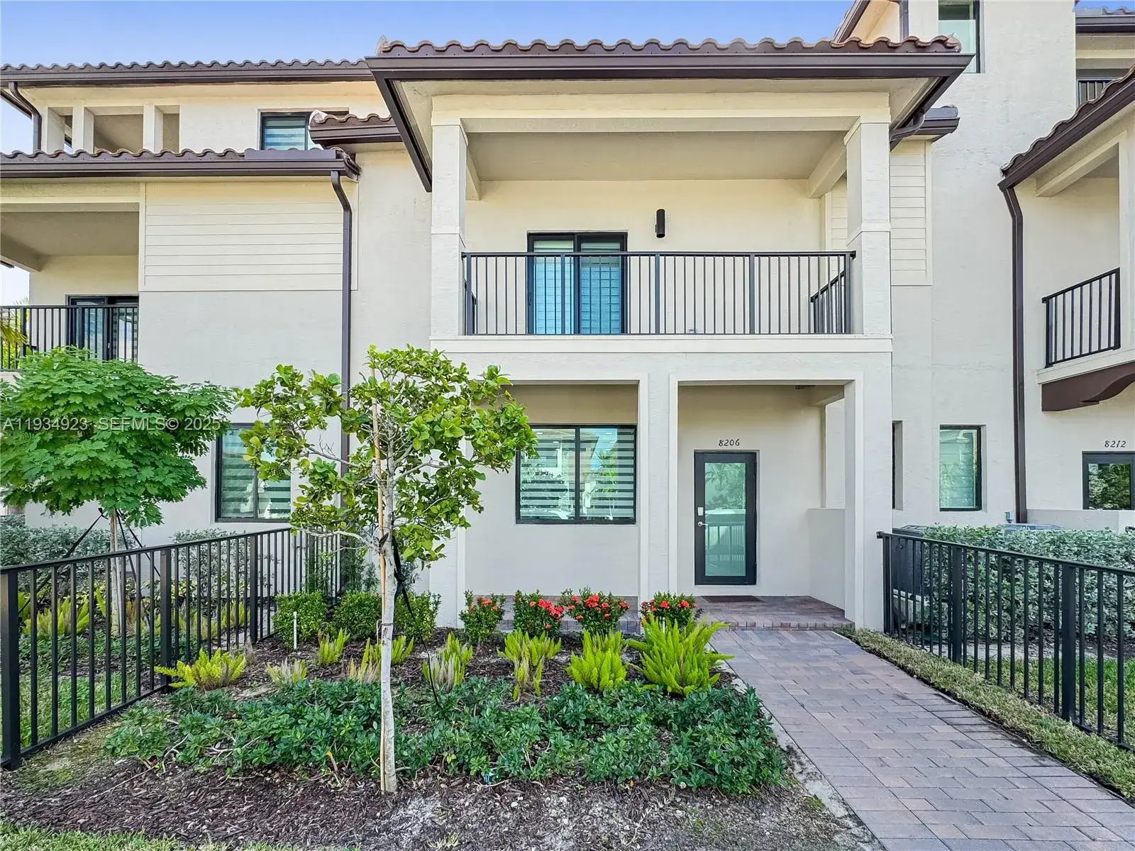3 bedroom 2 bath Residential for sale at 8206 NW 43rd St, Doral FL 33166