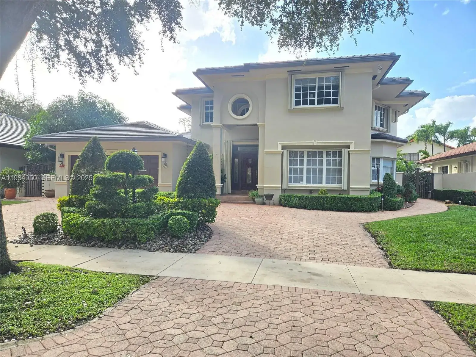 5 bedroom 3 bath Residential for sale at 16422 NW 83rd Pl, Miami Lakes FL 33016