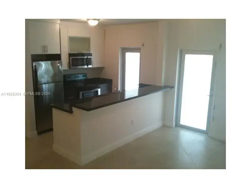 1 bedroom 1 bath Residential Lease for rent at 1034 Lenox Ave # 8, Miami Beach FL 33139