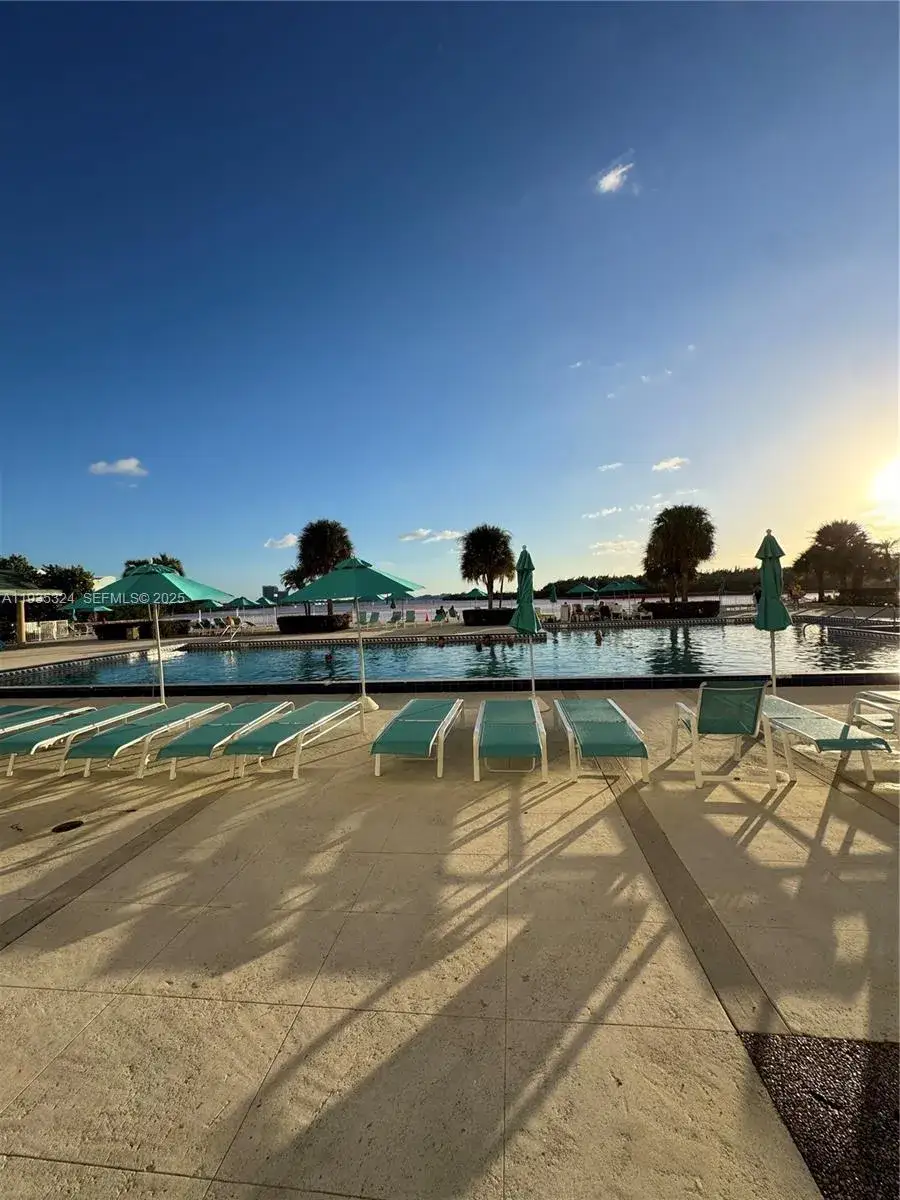 1 bedroom 1 bath Residential for sale at 300 Bayview Dr # 509, Sunny Isles Beach FL 33160