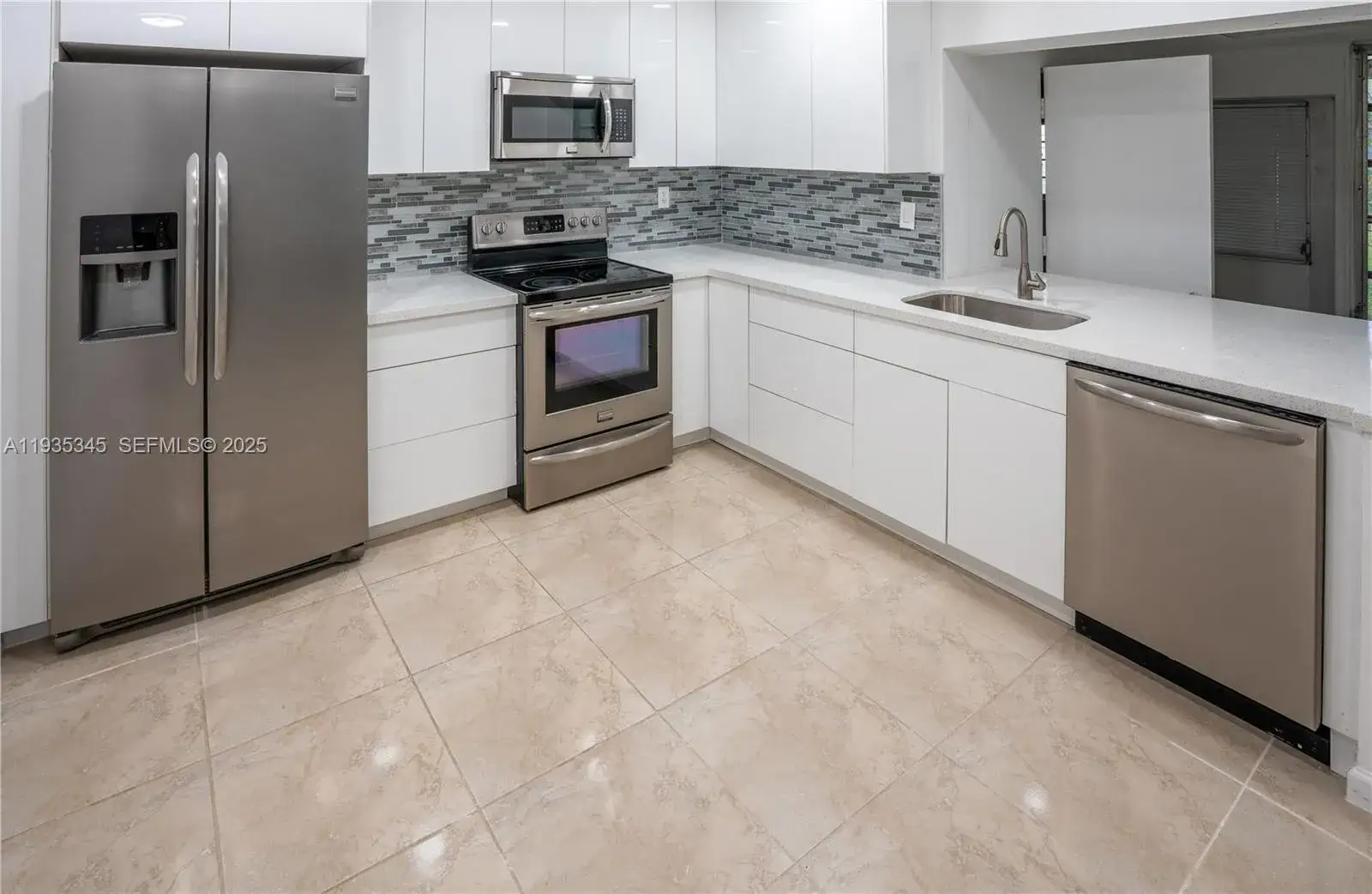 1 bedroom 1 bath Residential for sale at 17252 SW 112th Pl # 21243, Miami FL 33157