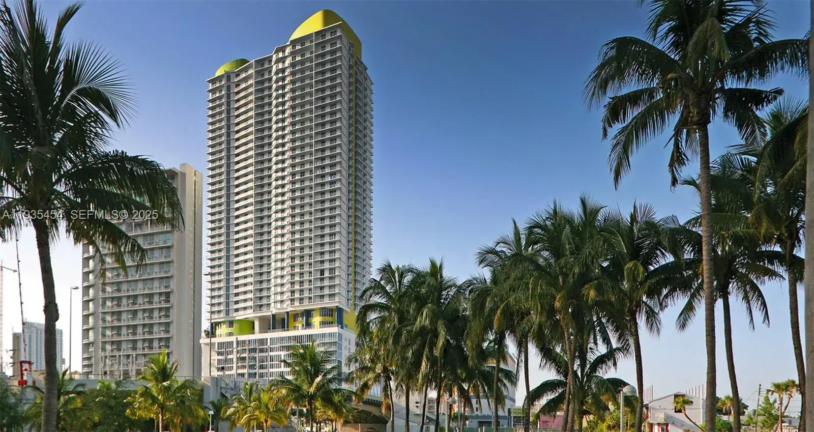 2 bedroom 2 bath Residential Lease for rent at 185 SW 7th St # 1402, Miami FL 33130
