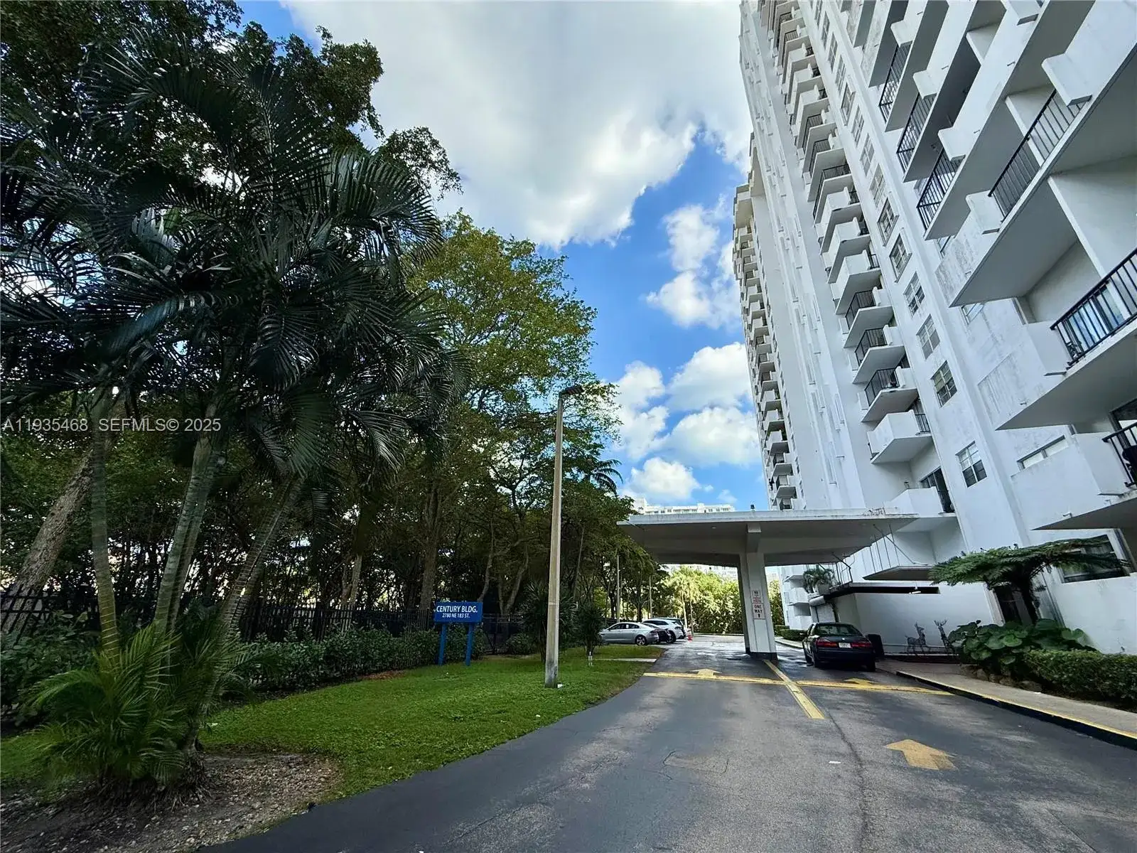 2 bedroom 2 bath Residential for sale at 2780 NE 183rd St # 514, Aventura FL 33160
