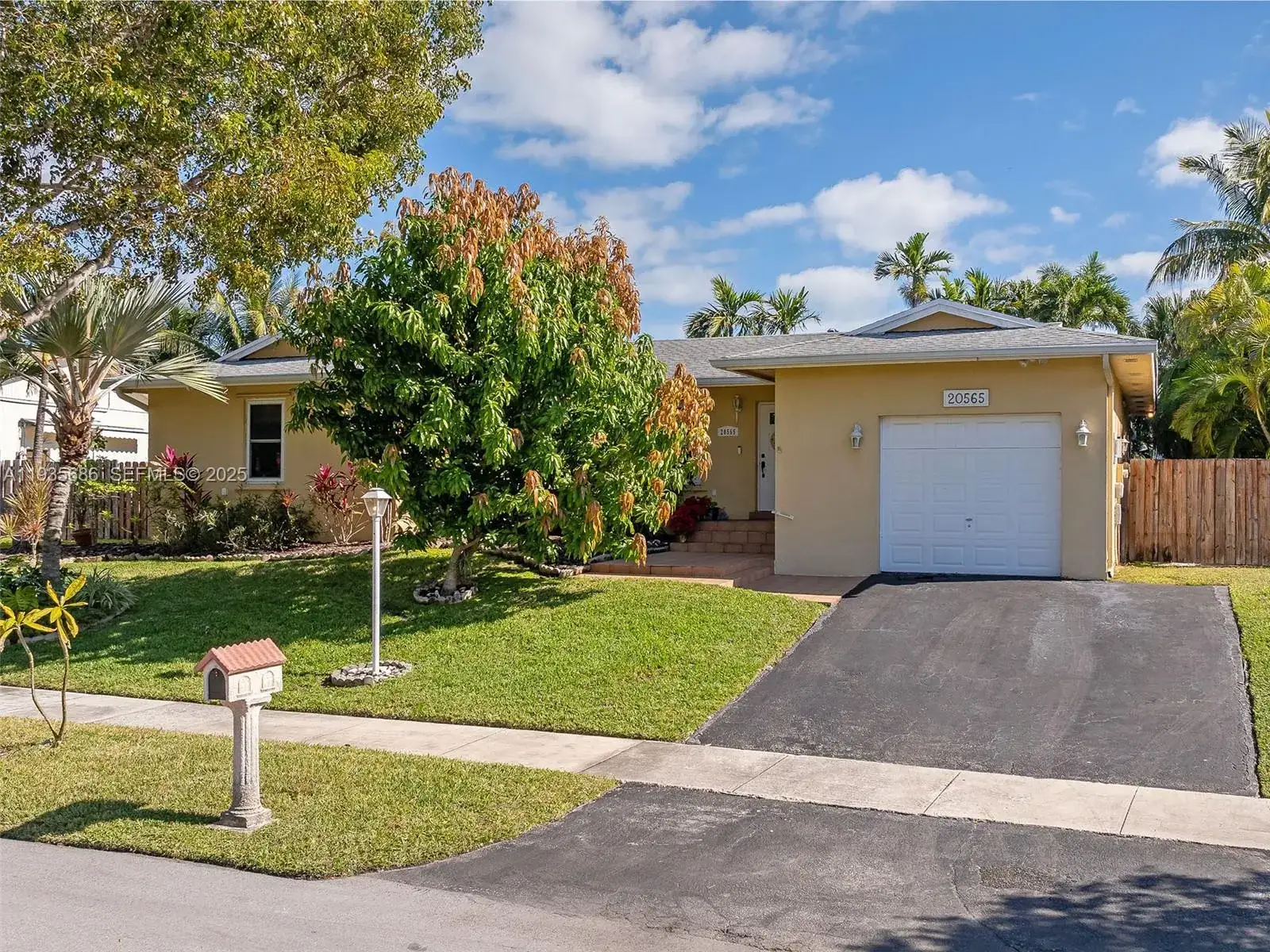 3 bedroom 2 bath Residential for sale at 20565 SW 80th Pl, Cutler Bay FL 33189