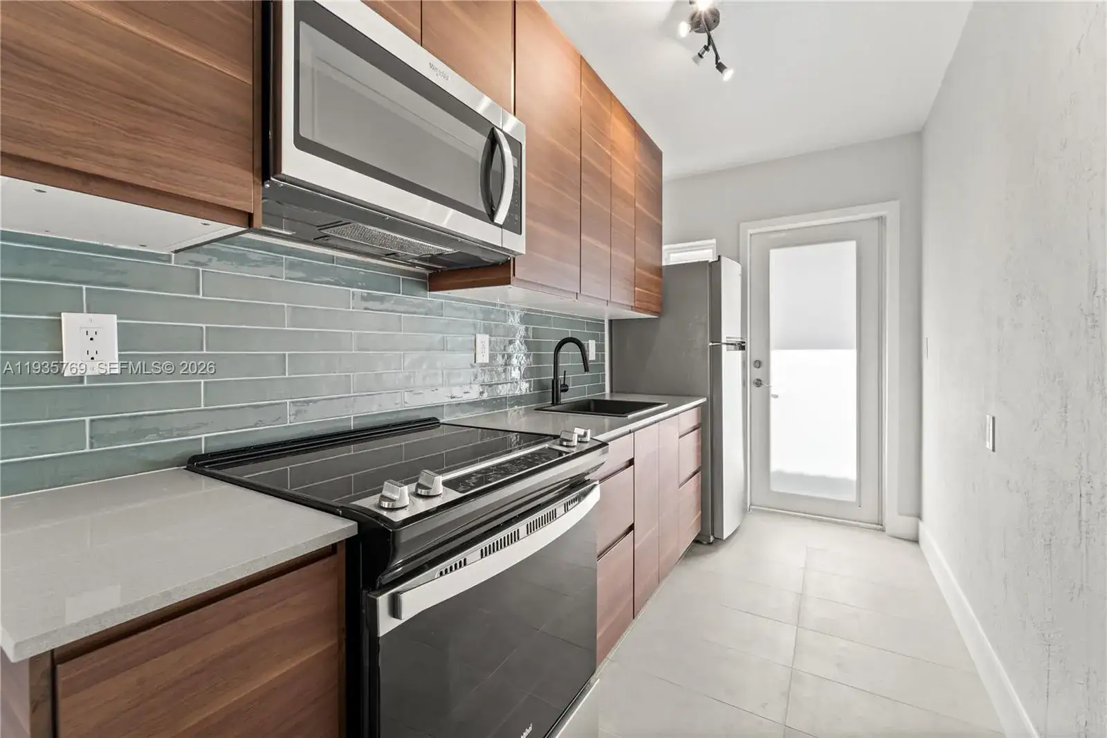 3 bedroom 2 bath Residential Lease for rent at 3500 SW 25th St Rear, Miami FL 33133