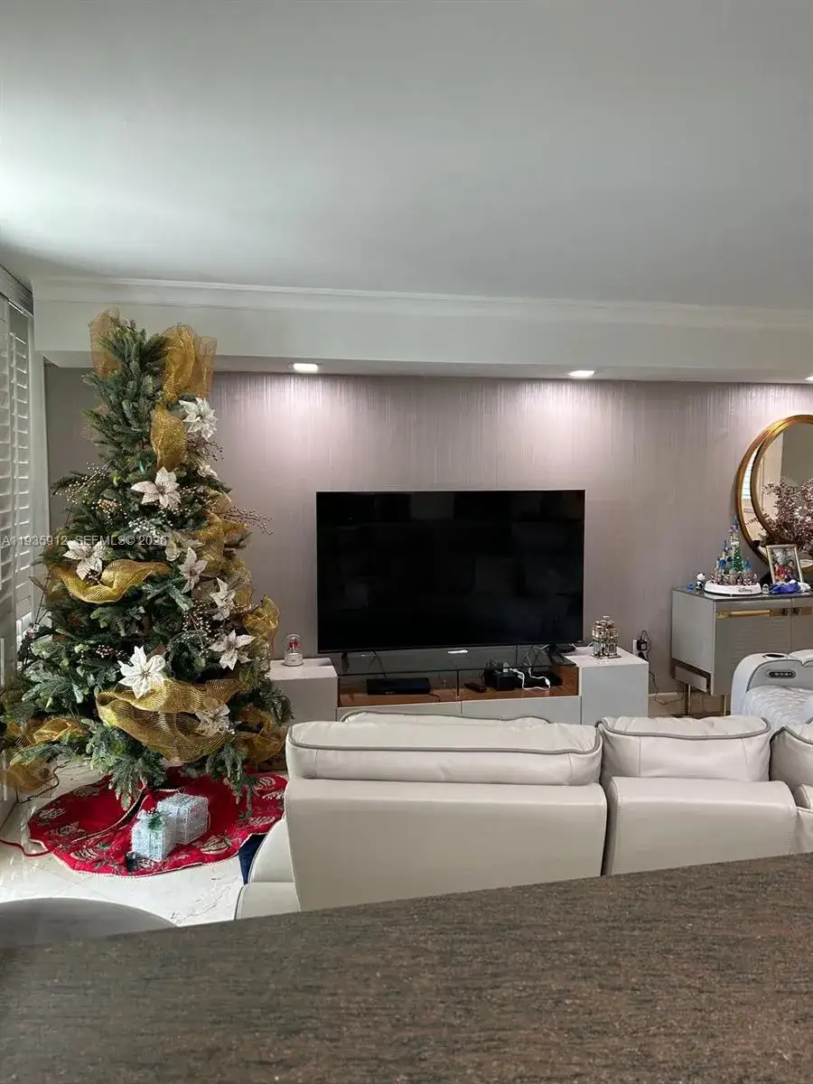 5 bedroom 4 bath Residential for sale at 20941 NE 37th Ct, Aventura FL 33180