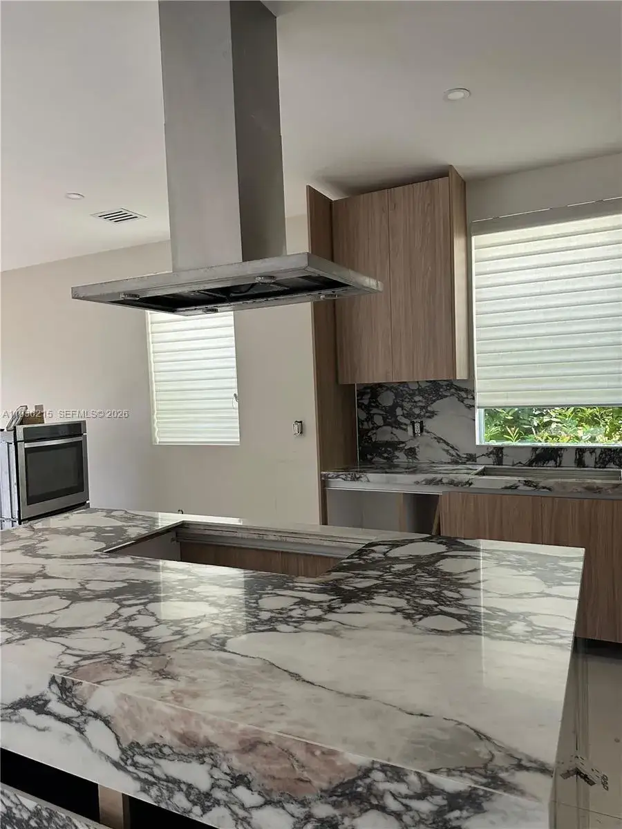 4 bedroom 4 bath Residential Lease for rent at 9860 NW 75th Ter, Doral FL 33178