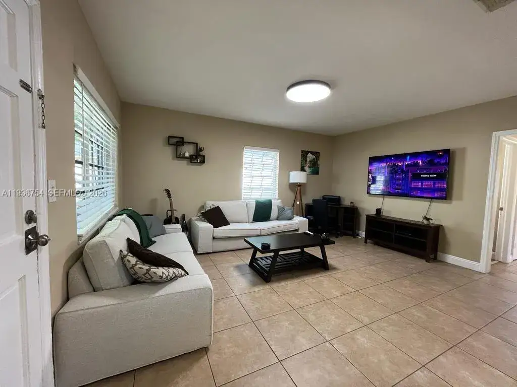 2 bedroom 1 bath Residential Lease for rent at 1414 NE 178th St, North Miami Beach FL 33162