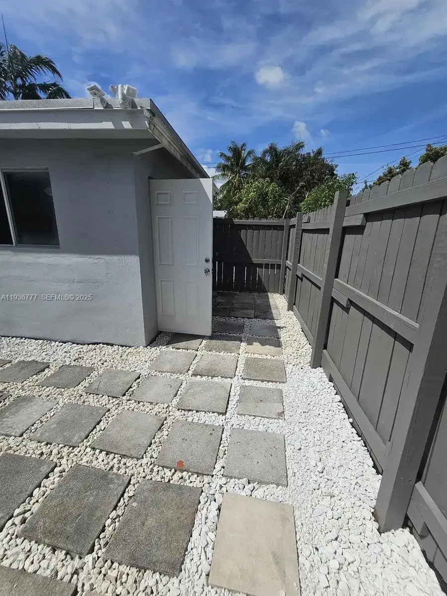 1 bedroom 1 bath Residential Lease for rent at 2315 Cleveland St # 0, Hollywood FL 33020