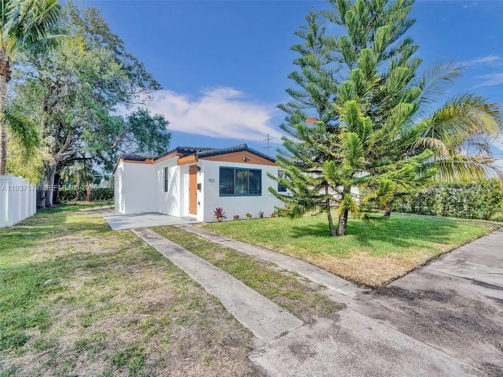 2 bedroom 2 bath Residential for sale at 905 SW 22nd St, Fort Lauderdale FL 33315