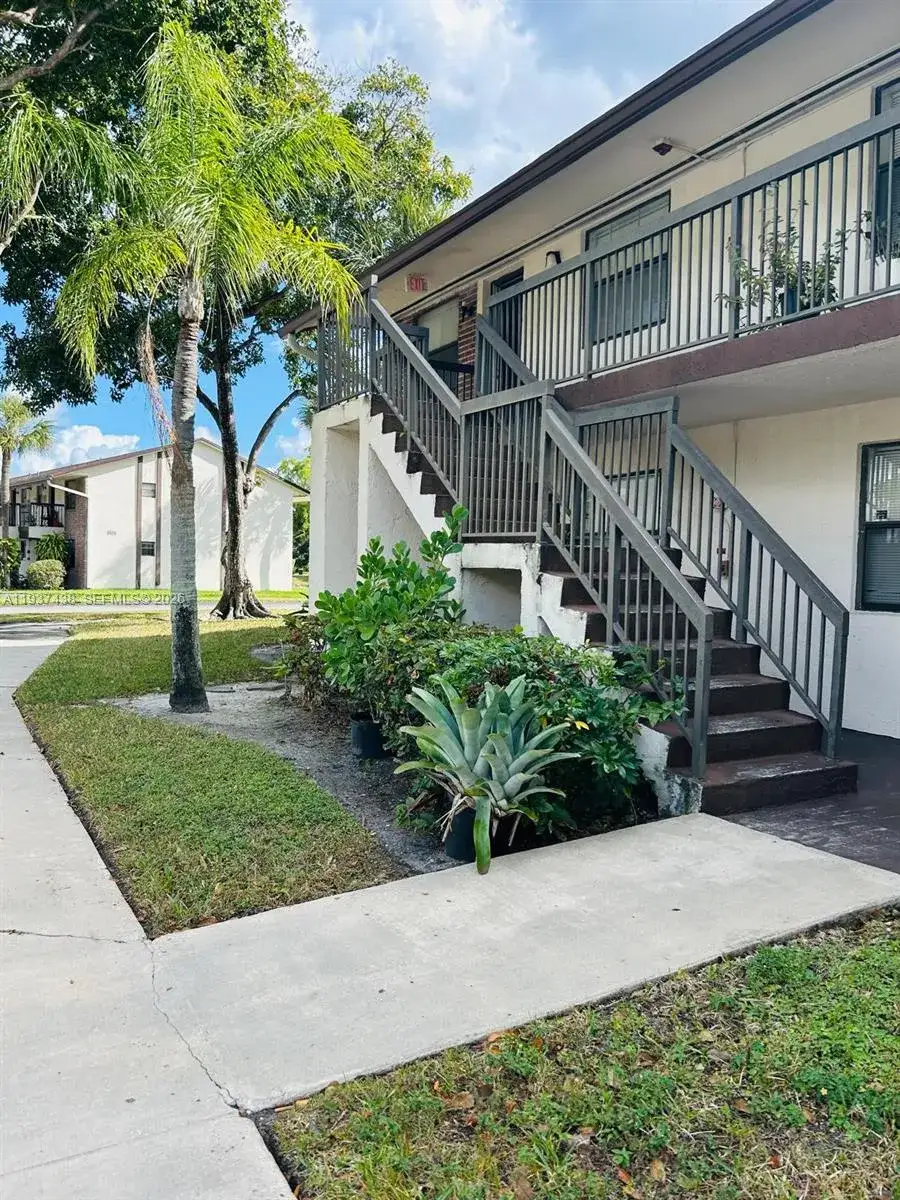 1 bedroom 1 bath Residential for sale at 6031 Shakerwood Cir # 105, Tamarac FL 33319