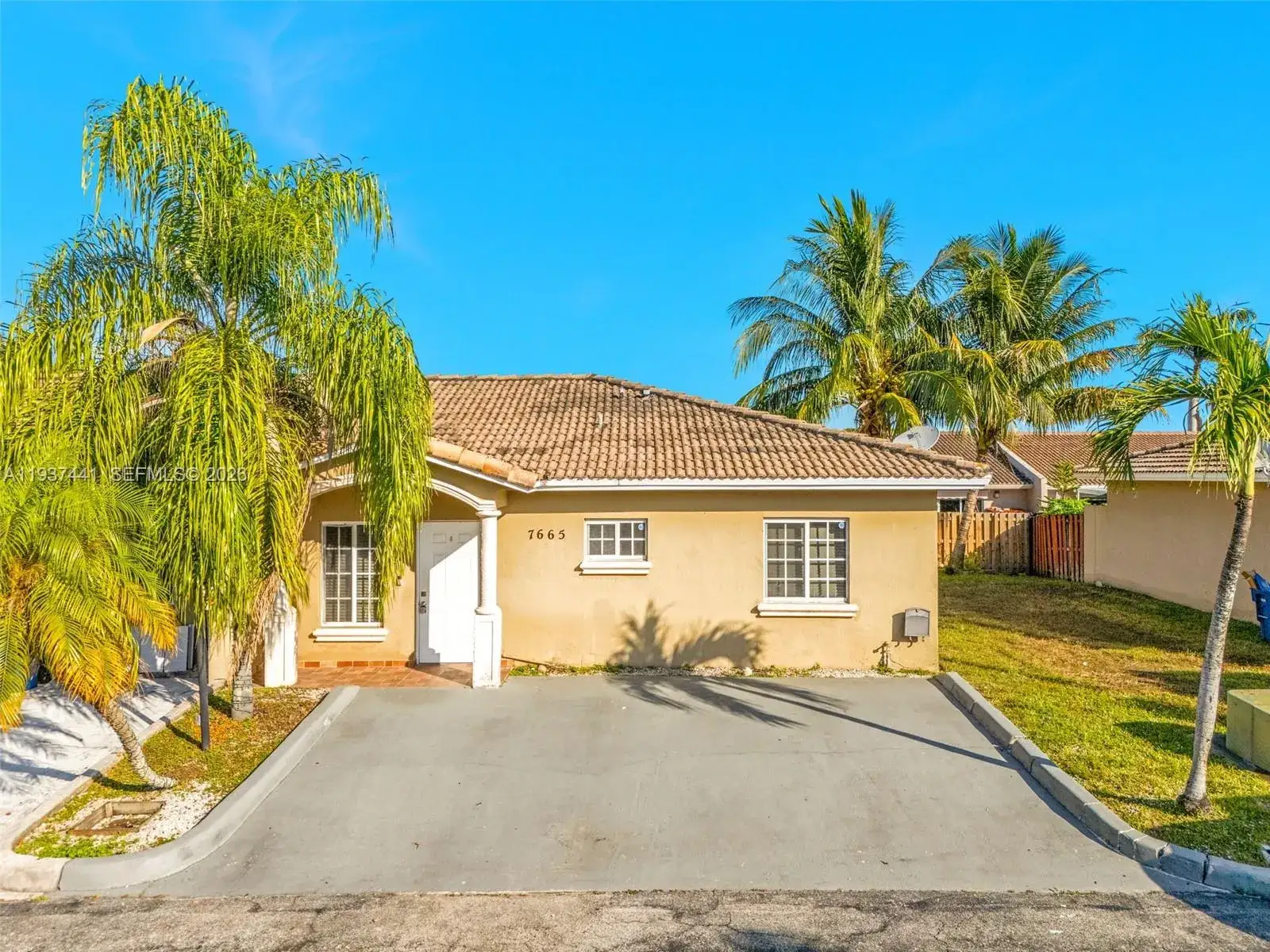 3 bedroom 2 bath Residential Lease for rent at 7665 NW 183rd Ter # 1405, Hialeah FL 33015
