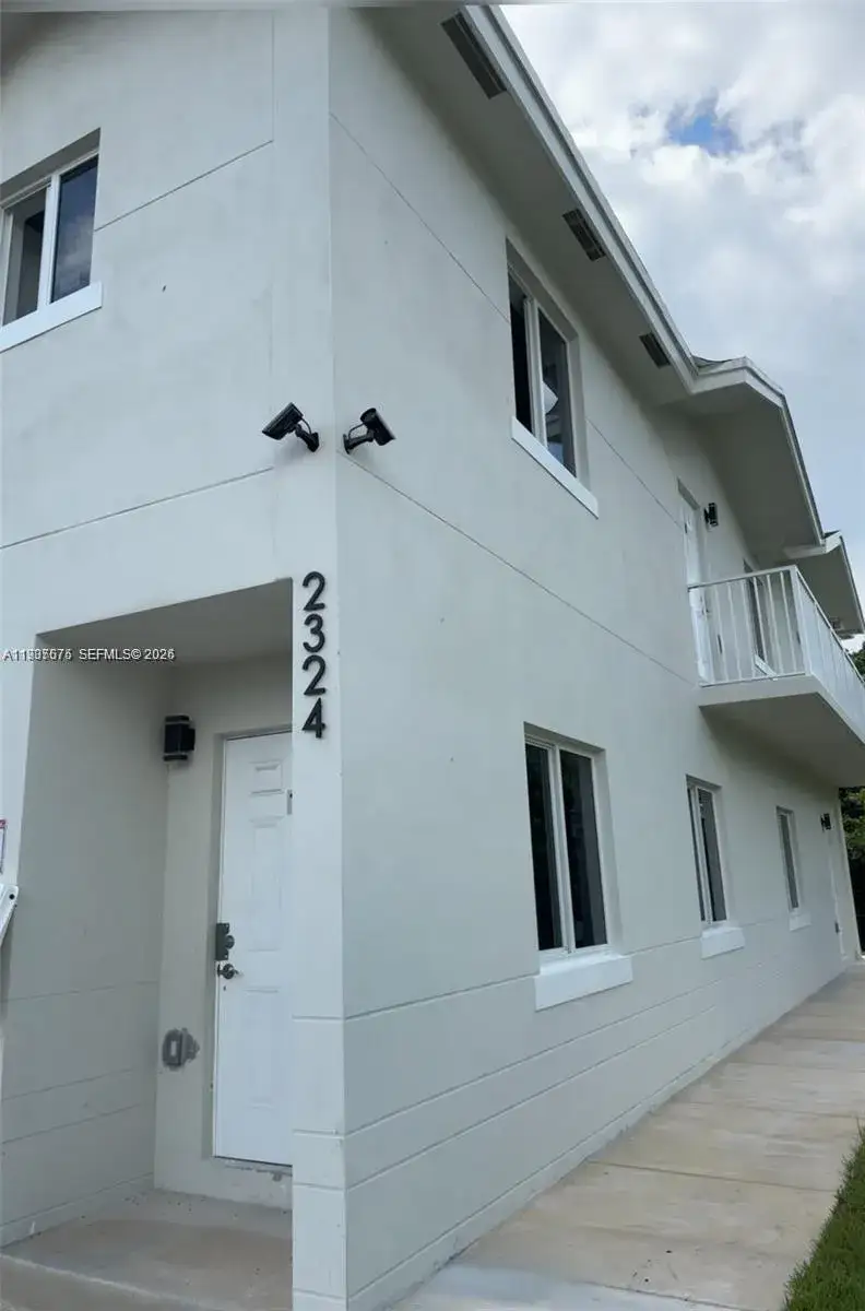 2 bedroom 2 bath Residential Lease for rent at 2324 Garfield St # 4, Hollywood FL 33020