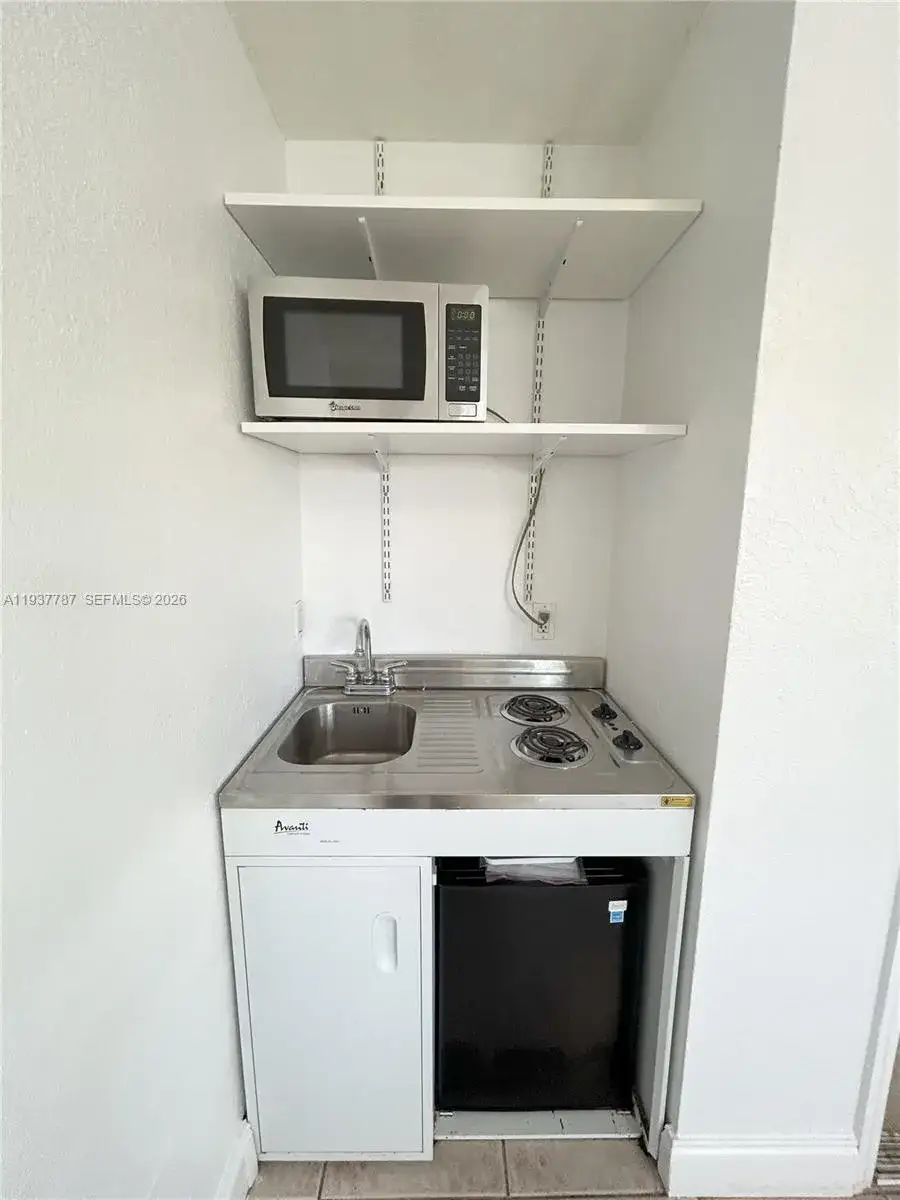 1 bath Residential Lease for rent at 715 NE 6th St # 12, Fort Lauderdale FL 33304