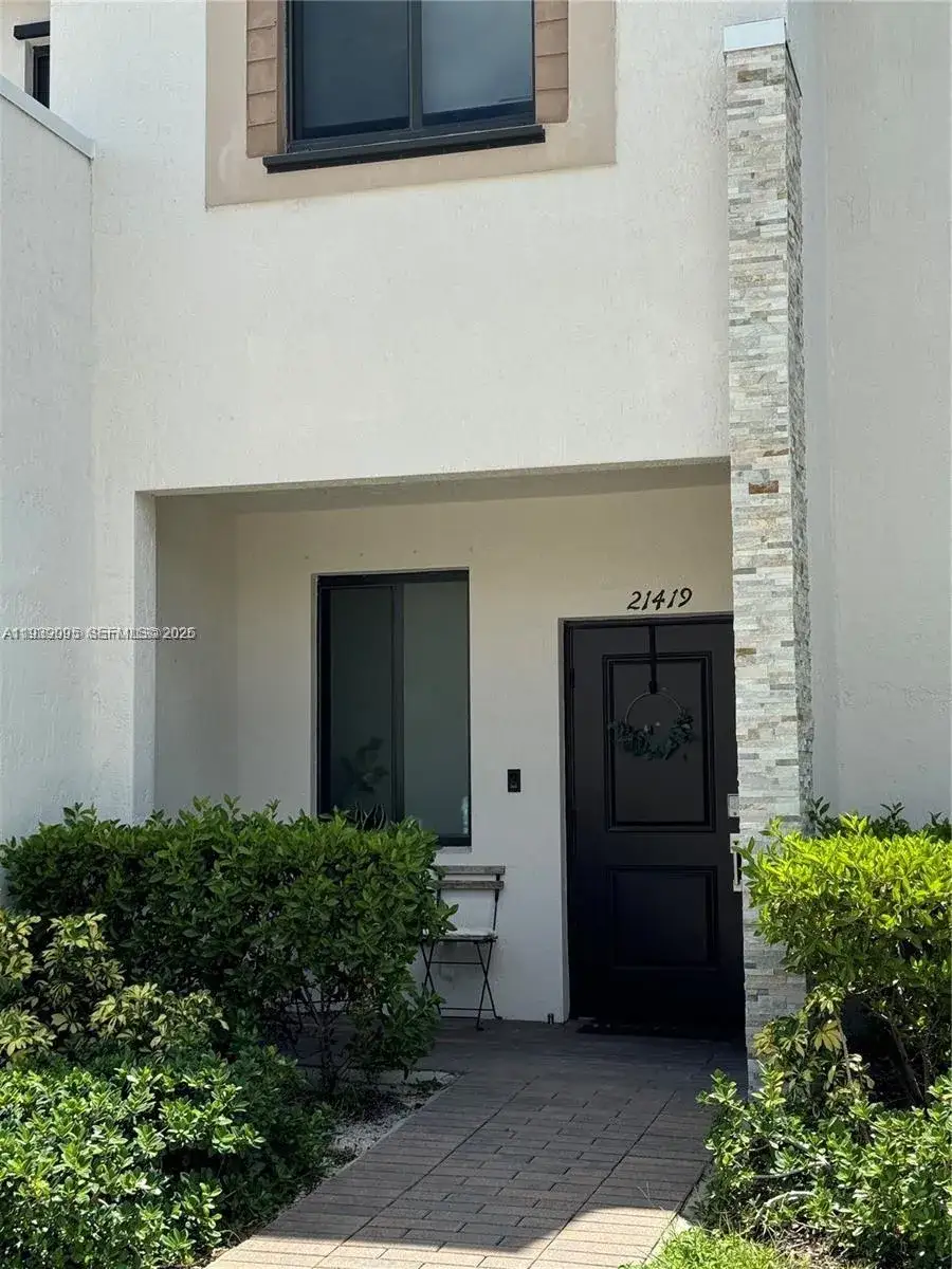 3 bedroom 2 bath Residential for sale at 21419 NE 2nd Path, Miami FL 33179