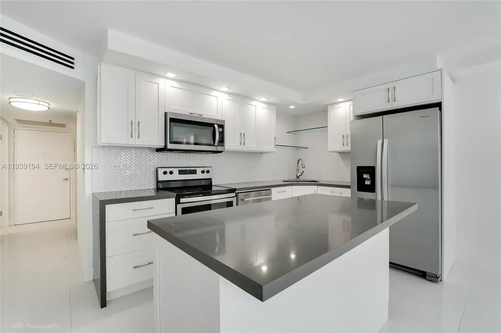1 bedroom 2 bath Residential Lease for rent at 6039 Collins Ave # 1222, Miami Beach FL 33140